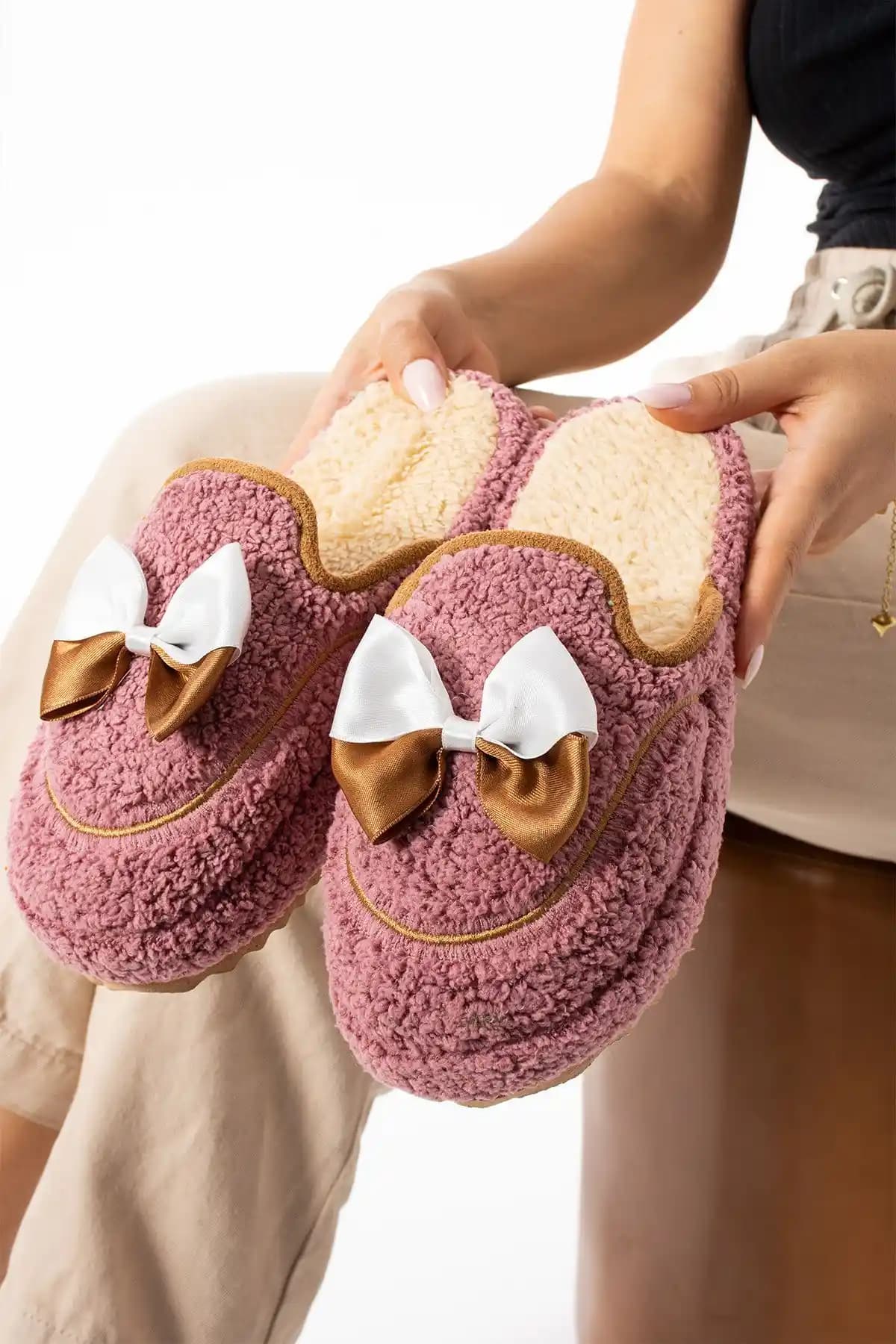 Moda Devrin Vişne Papyon Kışlık Kadın Terlik: Şıklık ve Konforun Buluştuğu Modern Tasarım