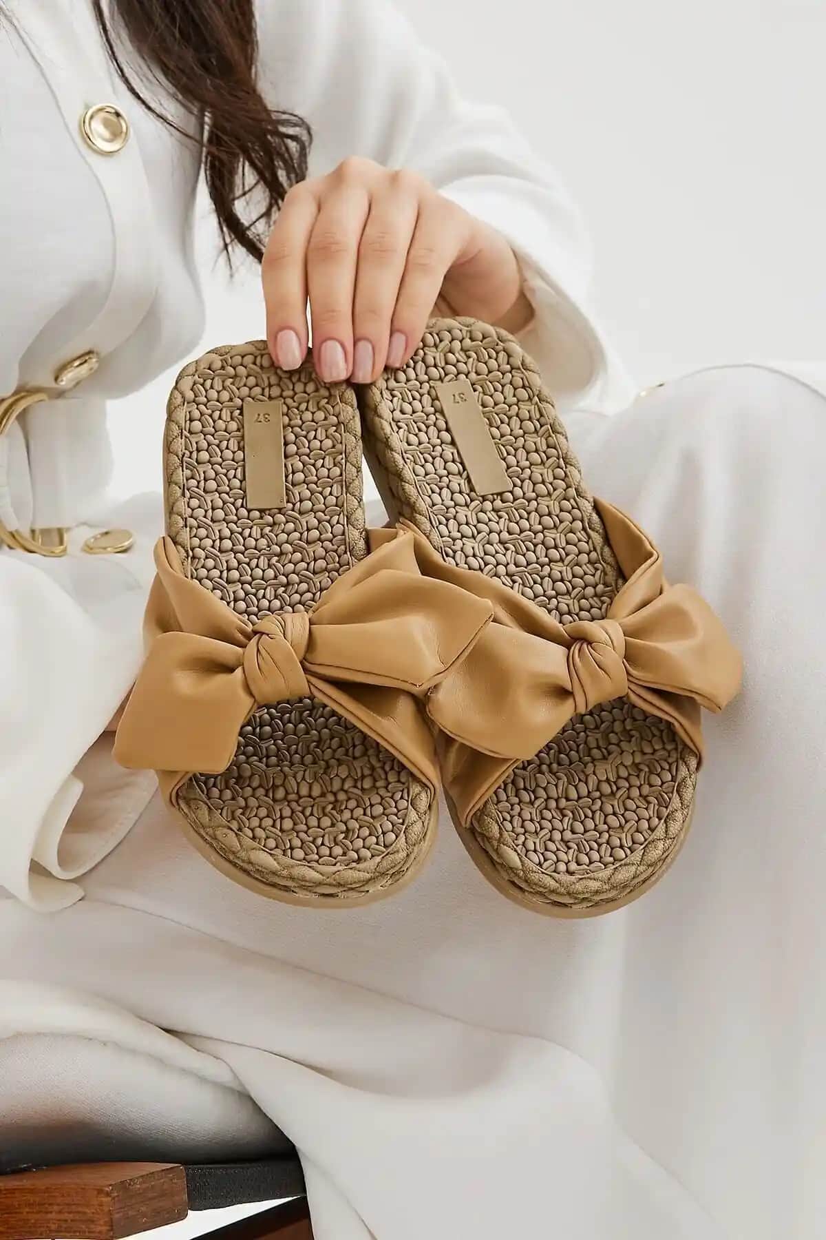 Moda Devrin Vizon Fiyonklu Kadın Terlik: Şıklık ve Konforu Bir Arada Sunan Tasarım