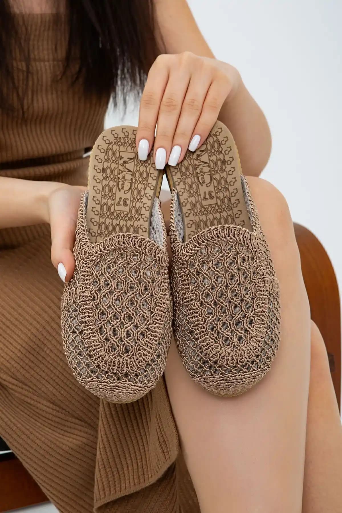 Moda Devrin Vizon Önü Kapalı Hasır Örgü Dış Mekan ve Ev Terliği Özellikleri ve Kullanım Rehberi