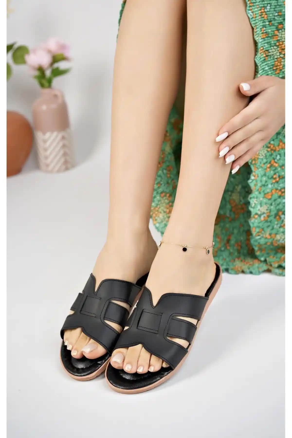 Moda Frato Geçmeli Kadın Terlik: Şıklık ve Konforun Buluştuğu Modern Tasarım