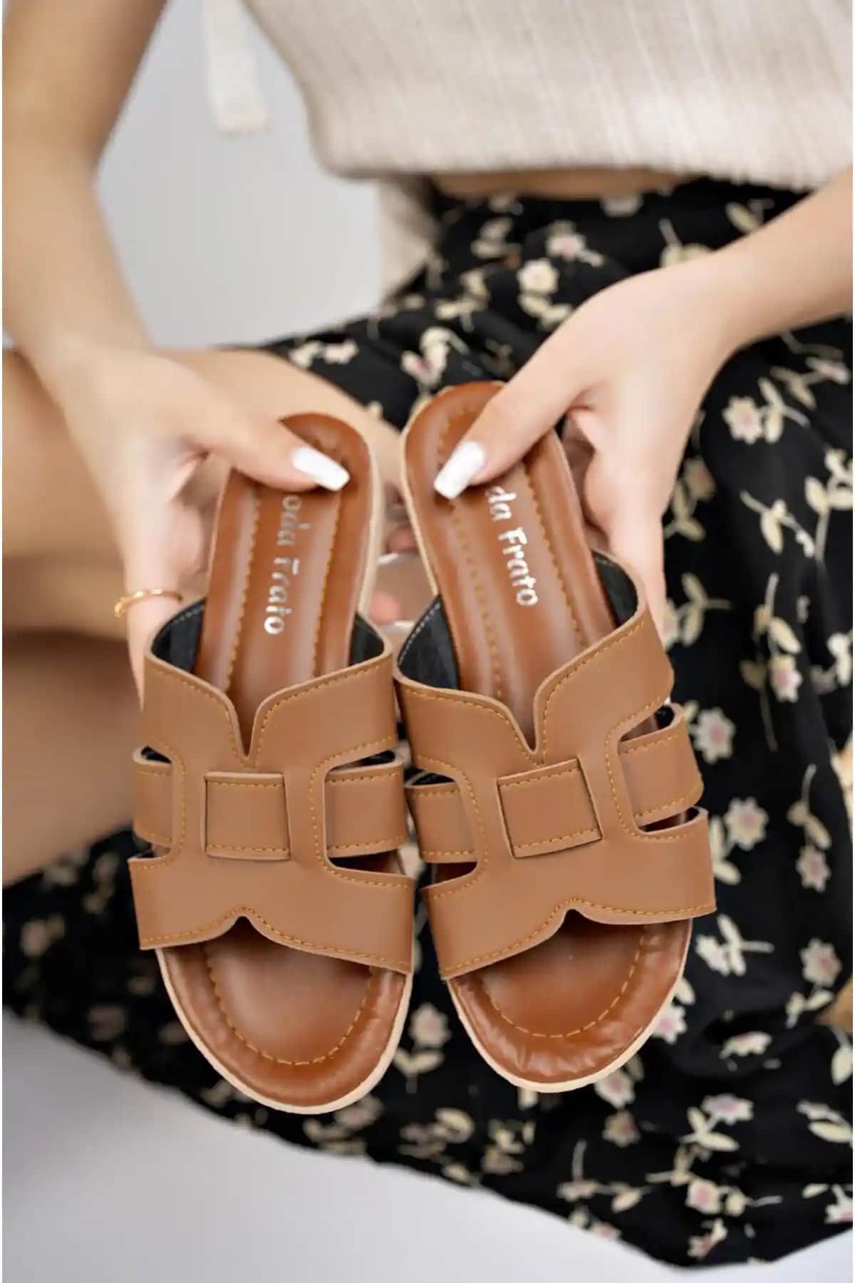 Moda Frato Geçmeli Kadın Terlikleri: Şıklık ve Konforu Bir Arada Sunan Tasarım