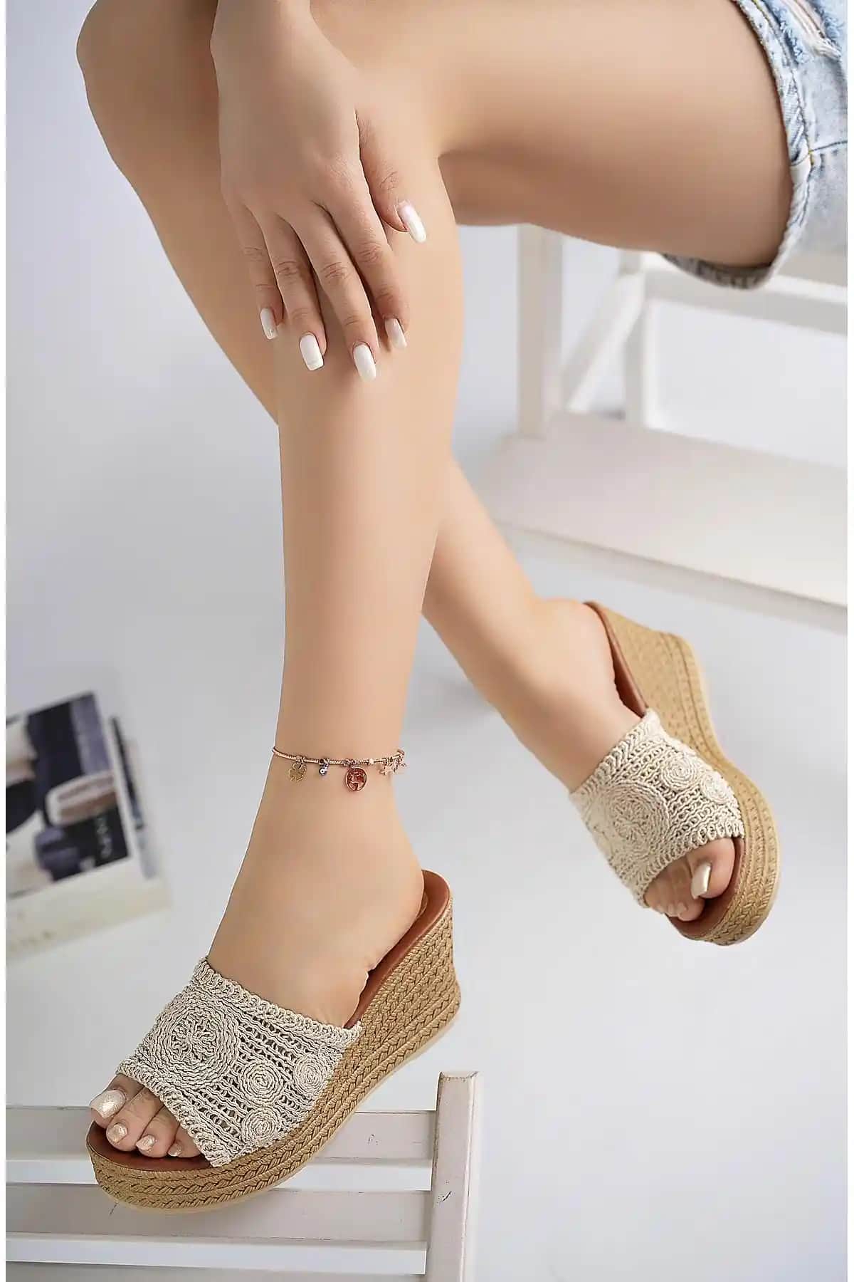 Moda Frato Kadın Düz Hasır Dolgu Taban Terlik Şıklık ve Konfor Sunan Tasarım