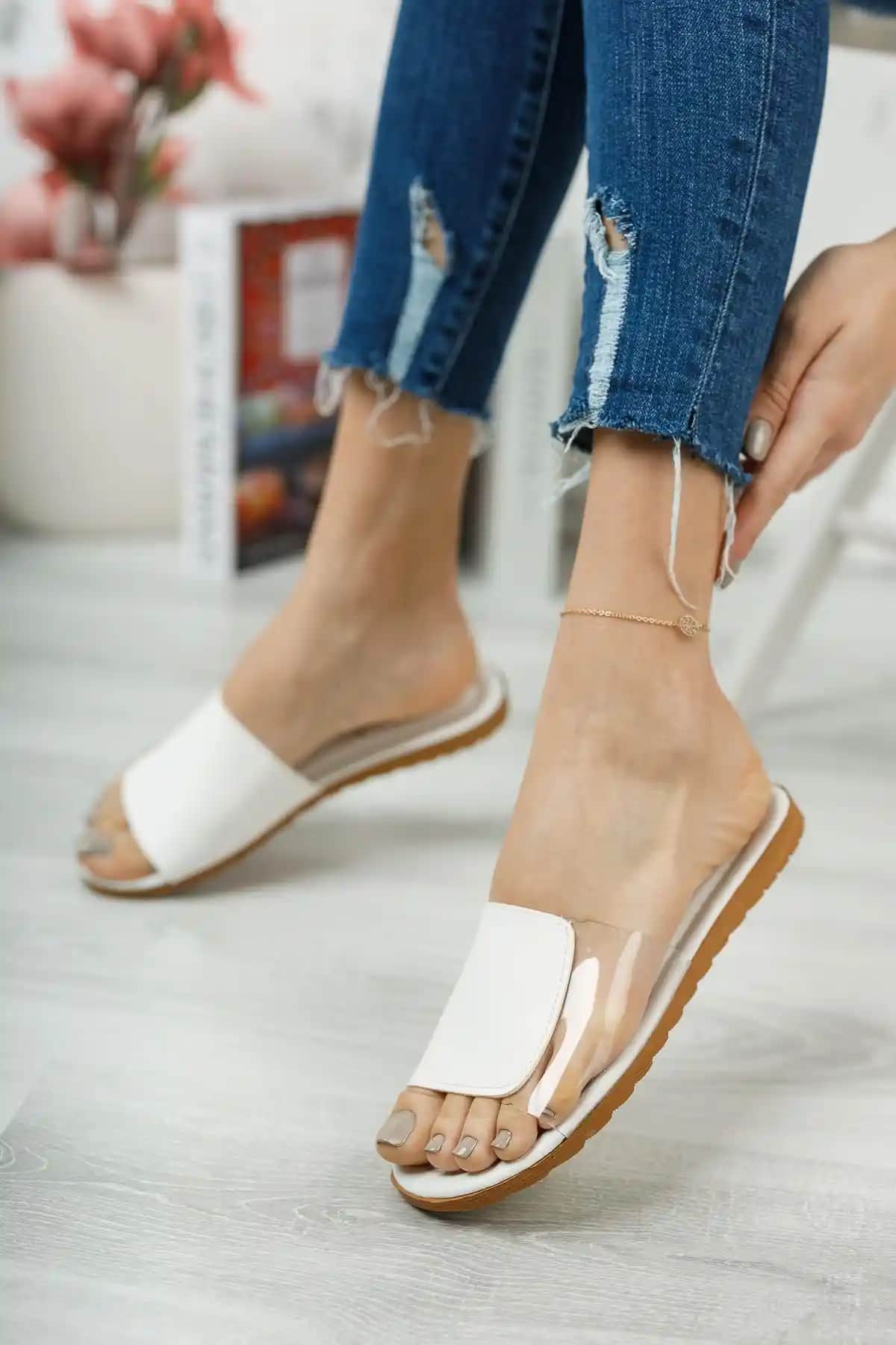 Moda Frato Rose Şeffaf Kan Terlik: Şıklık ve Konfor Sunan Yaz Ayakkabısı