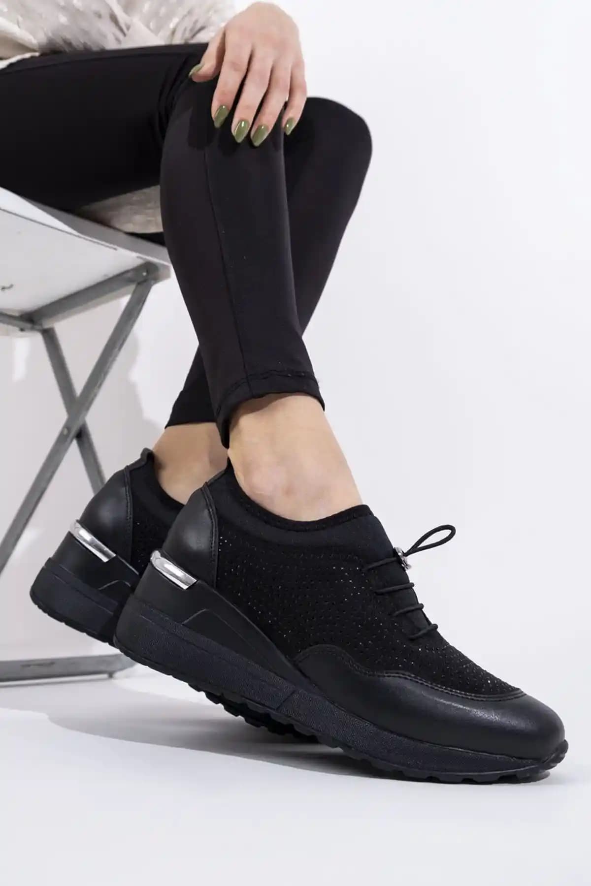 Modabuymus Kadın Siyah Taşlı Dolgu Topuklu Ayakkabı - Şıklık ve Konfor Bir Arada