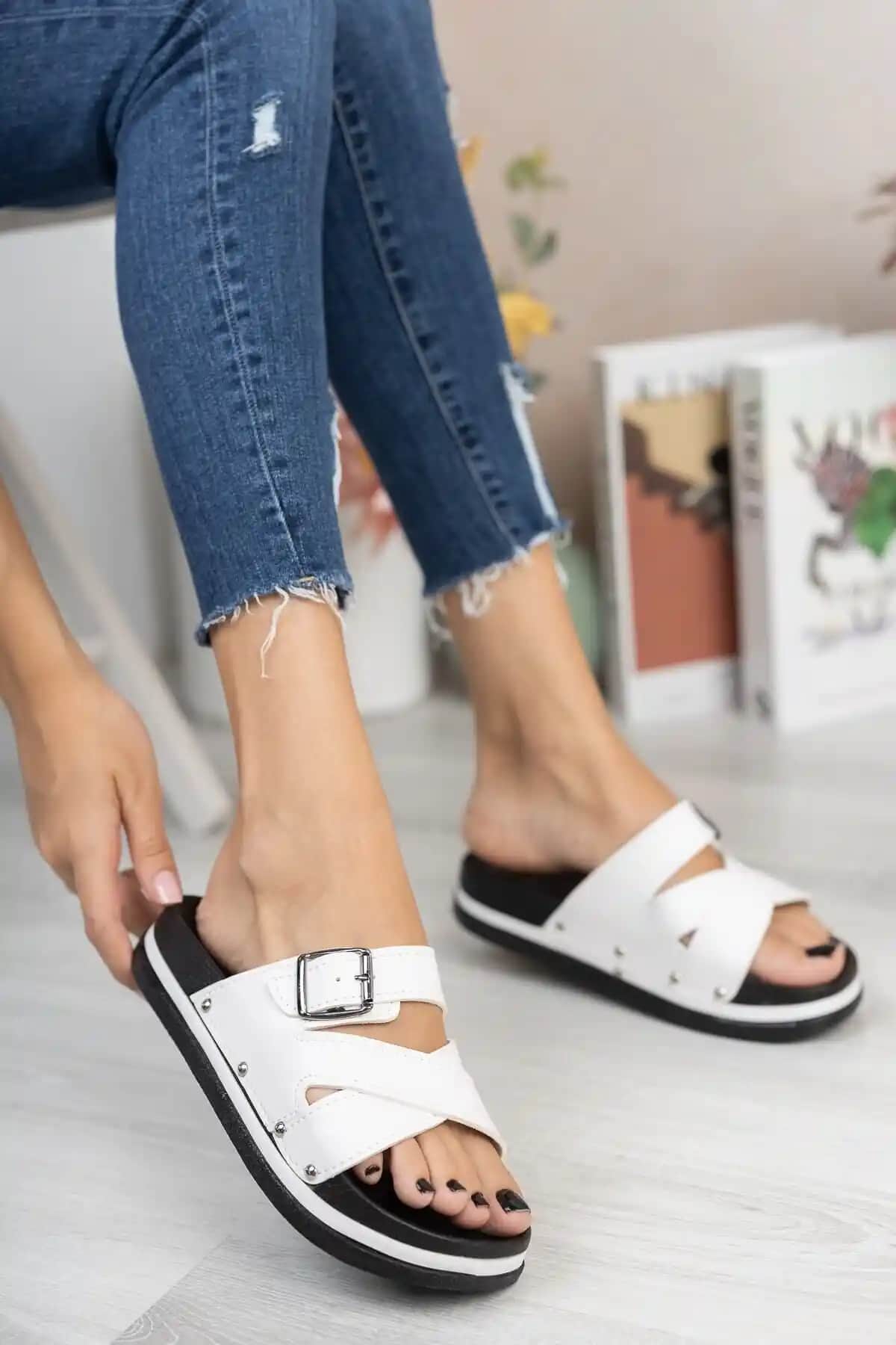 Modafırsat Beyaz Kadın Dolgu Topuk Terlik: Konfor ve Şıklığın Günlük Kullanım İçin Uygun Alternatifi