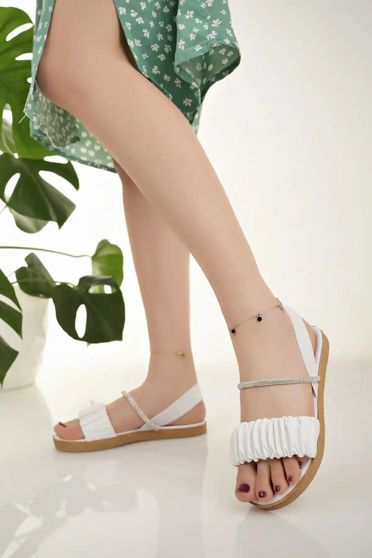 Modafırsat Kadın Beyaz Sandalet: Şık ve Konforlu Yaz Ayları Ayakkabısı