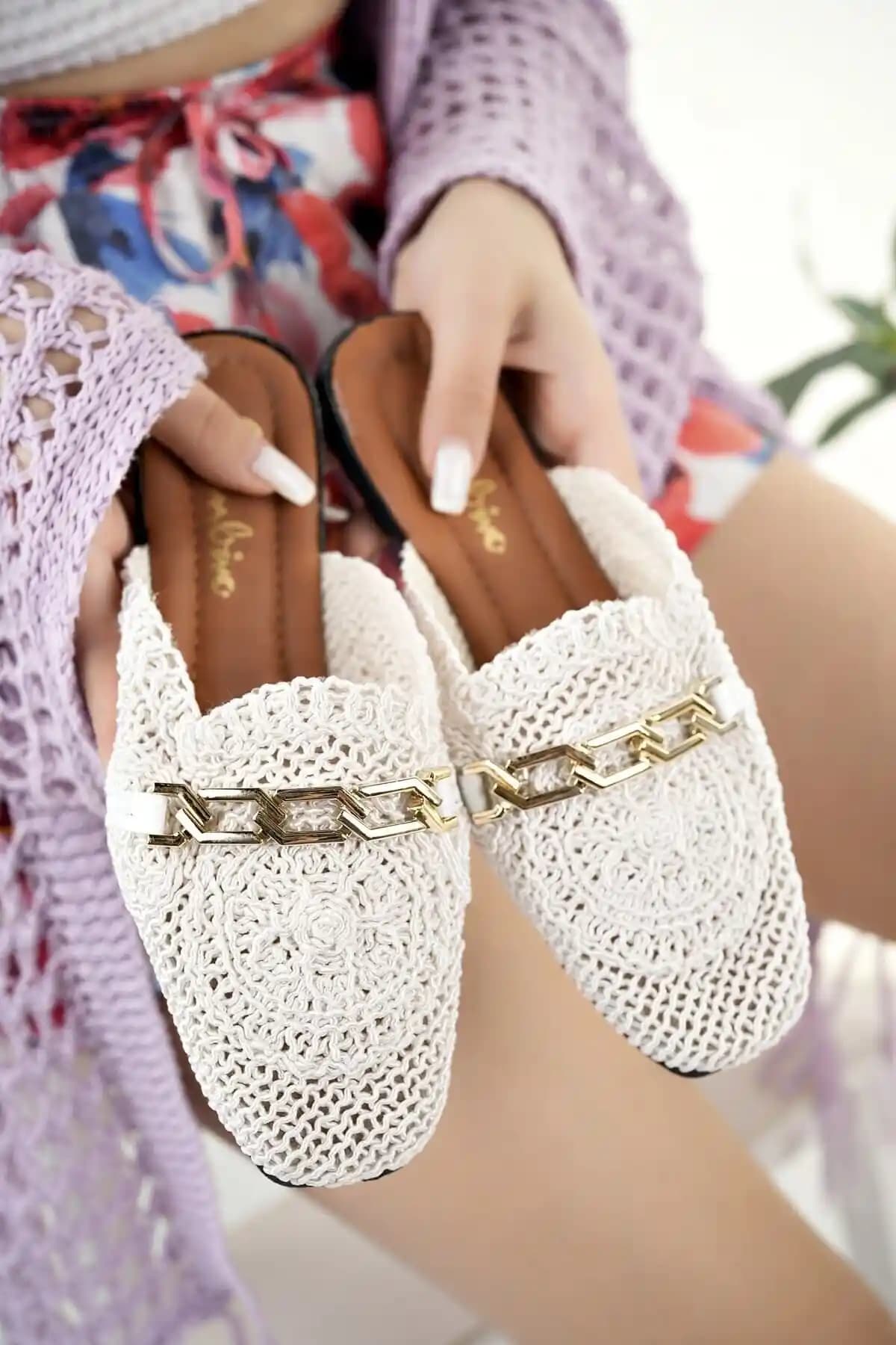 Modafırsat Kadın Kapalı Hasır Terlik: Şıklık ve Konforun Buluştuğu Yazlık Ayakkabı Seçeneği