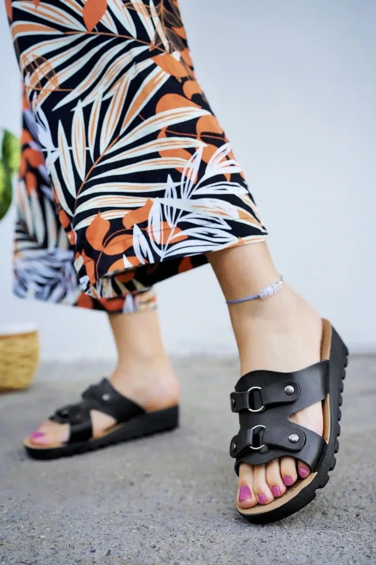 Modafırsat Siyah Kadın Dolgu Topuk Terlik: Şık ve Konforlu Günlük Kullanım Ayakkabısı