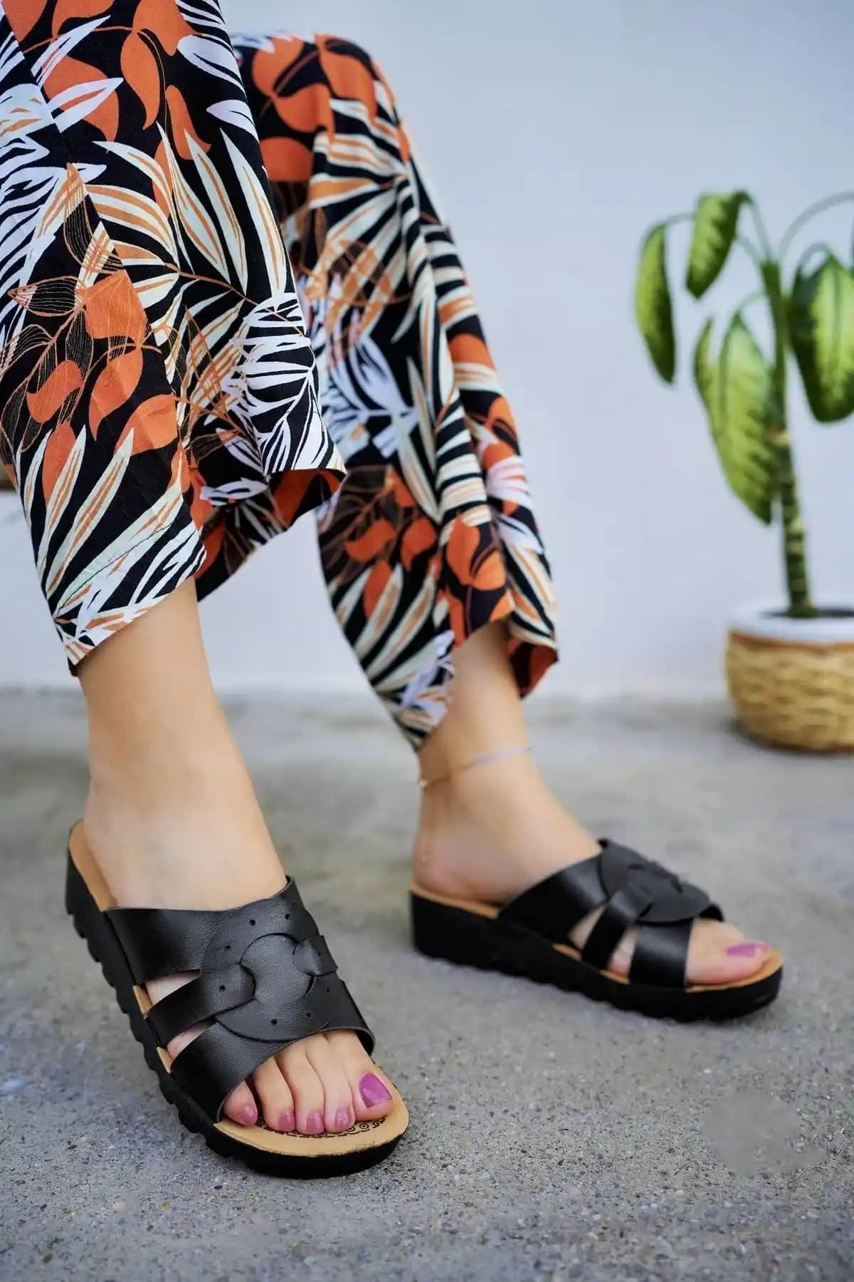 Modafırsat Siyah Kadın Dolgu Topuk Terlik: Şık ve Rahat Günlük Kullanım Ayakkabısı