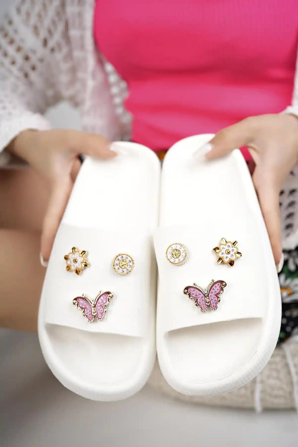 Modafrato Kelebek Taşlı Unisex Terlik: Yazlık Şıklık ve Konfor Sunan Hafif Ayakkabı