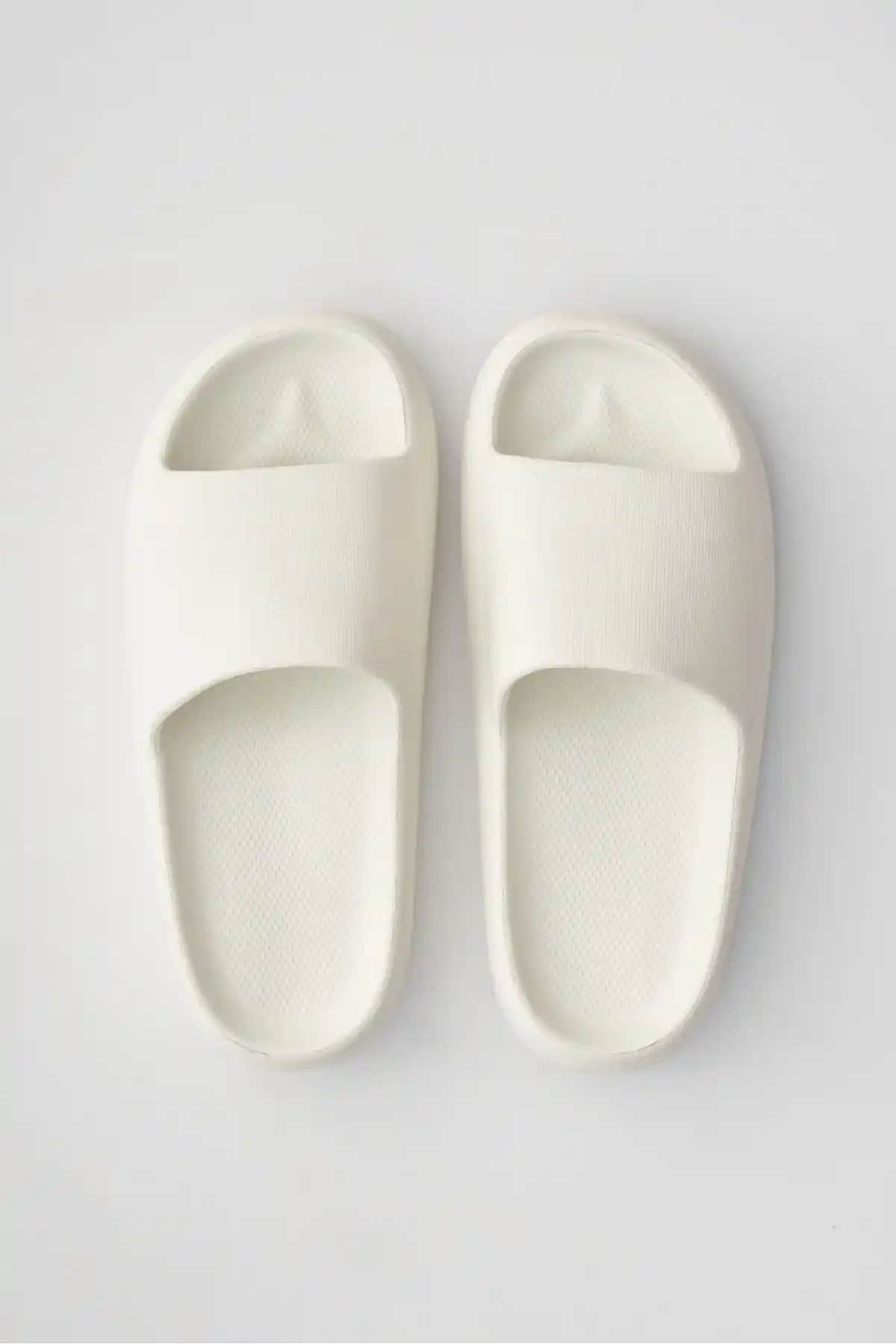 Ozyo Biatriz Beyaz Eva Platform Terlik: Yazlık Şıklık ve Konforun Birleşimi