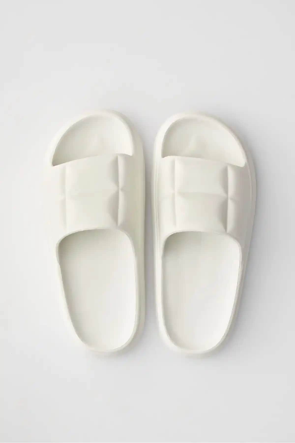 Ozyo Lissa Beyaz Eva Yazlık Plaj Terliği: Şıklık ve Konforun Buluşması