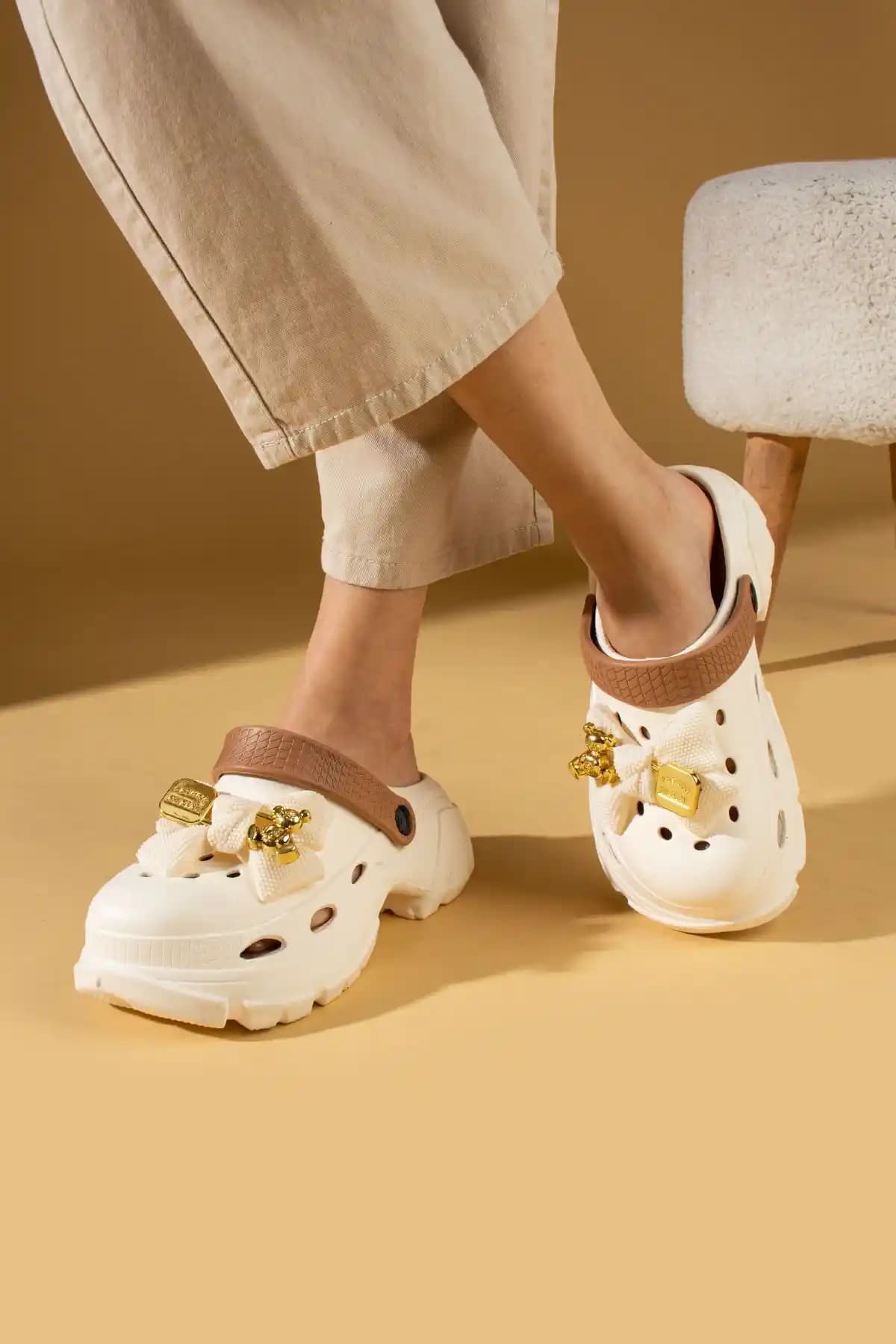 Pembe Potin Eva Deniz Plaj Aşçı Kadın Terlikleri Şıklık ve Konfor Sunar