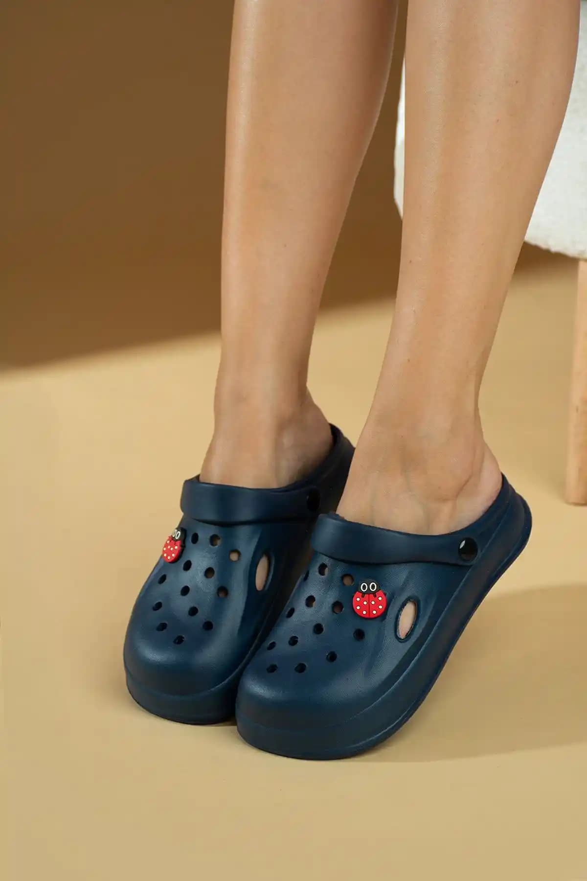 Pembe Potin Kadın Lacivert Eva Deniz Plaj Terliği Konfor ve Şıklık Sunar