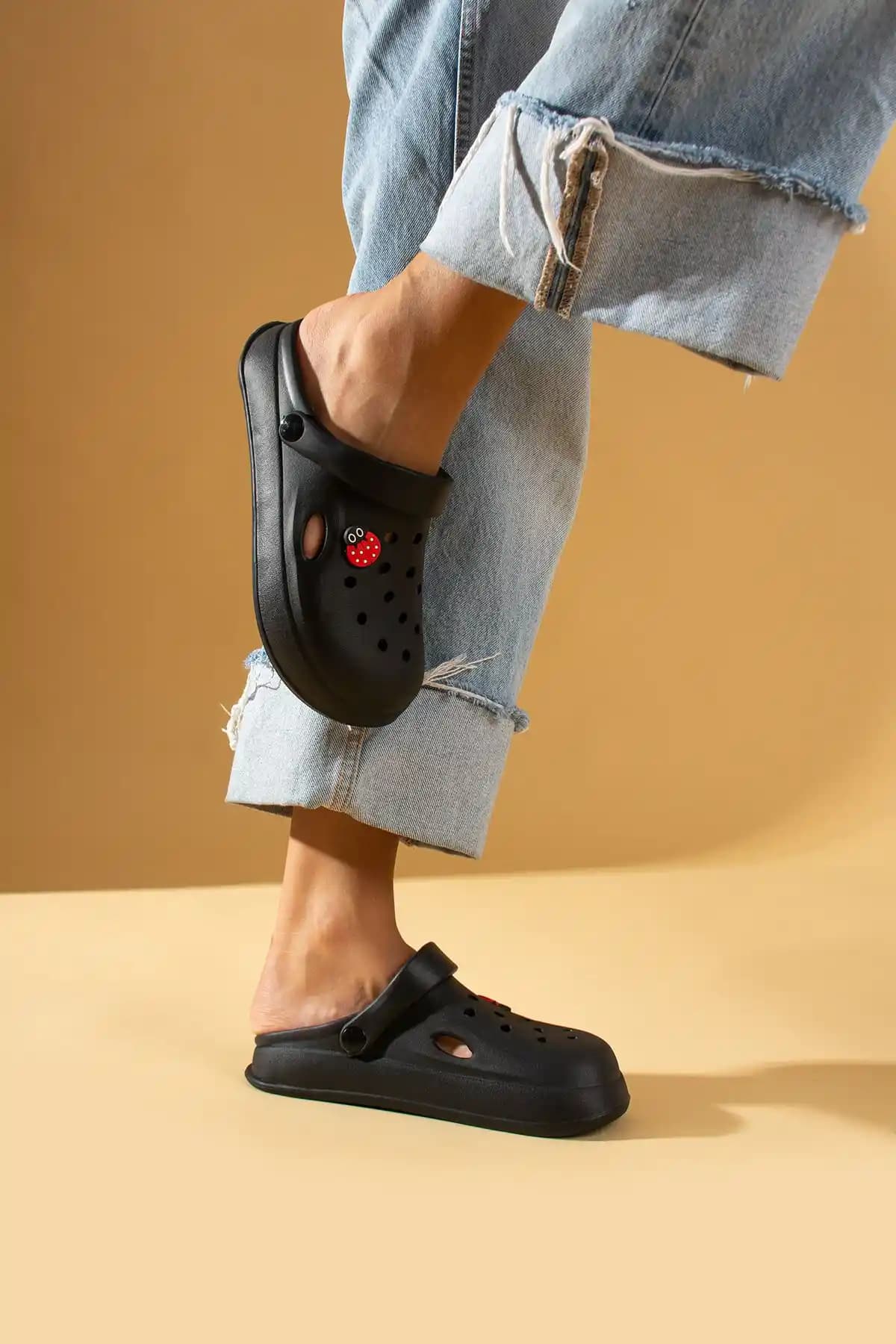 Pembe Potin Kadın Sandaletleri: Rahatlık ve Şıklığı Bir Arada Sunan Modern Tasarım