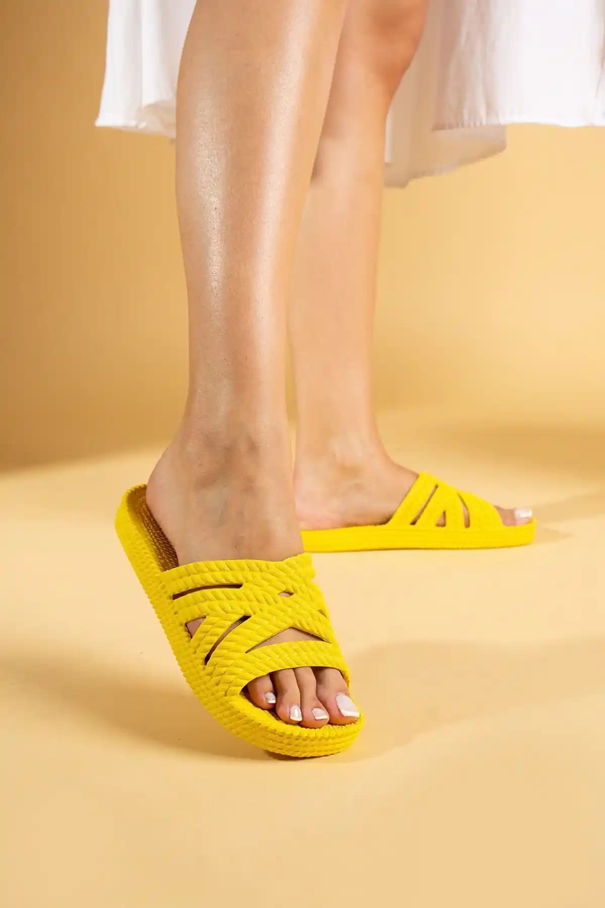 Pembe Potin Kadın Sandaletleri: Şıklık ve Konfor Sunan Günlük ve Özel Kullanım Ayakkabıları