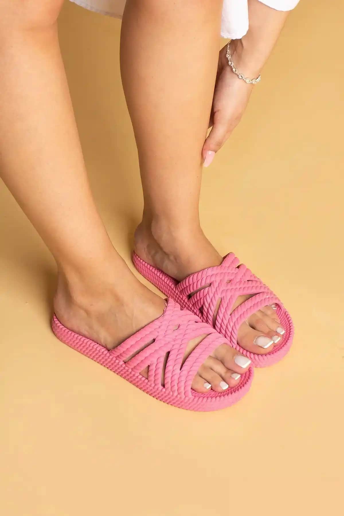 Pembe Potin Kadın Terlik ve Sandalet Koleksiyonu: Şıklık ve Konforun Buluşması