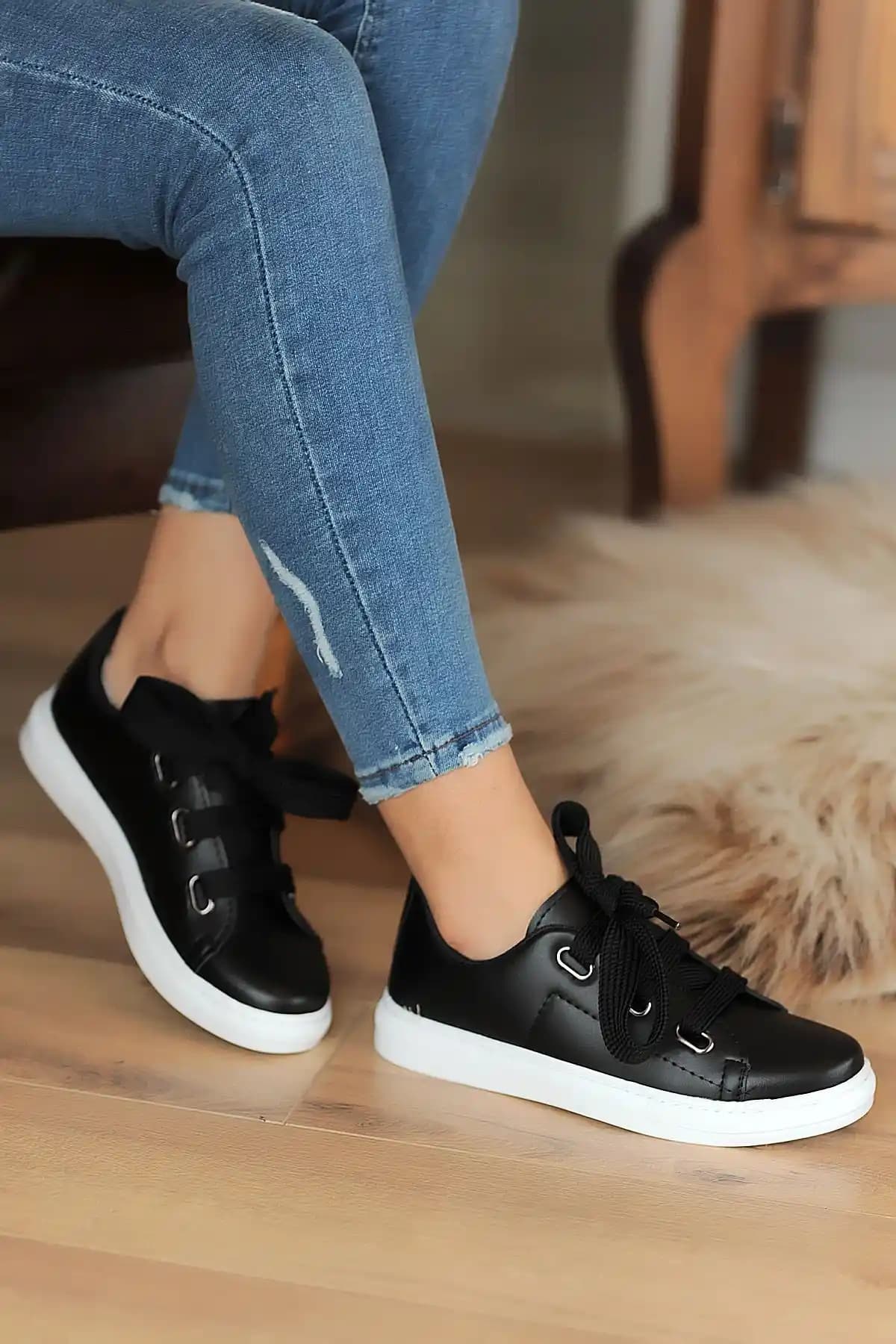 Pembe Potin Siyah Kadın Spor Sneaker: Günlük Şıklık ve Konforun Mükemmel Buluşması