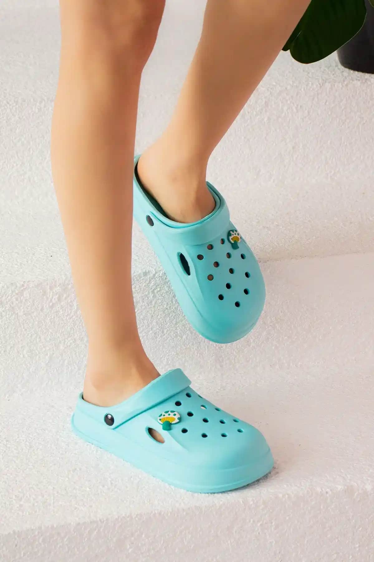 Pembe Potin ve Eva Deniz Plajı Ürünleri ile Konfor ve Şıklık Sağlayan Ayakkabılar