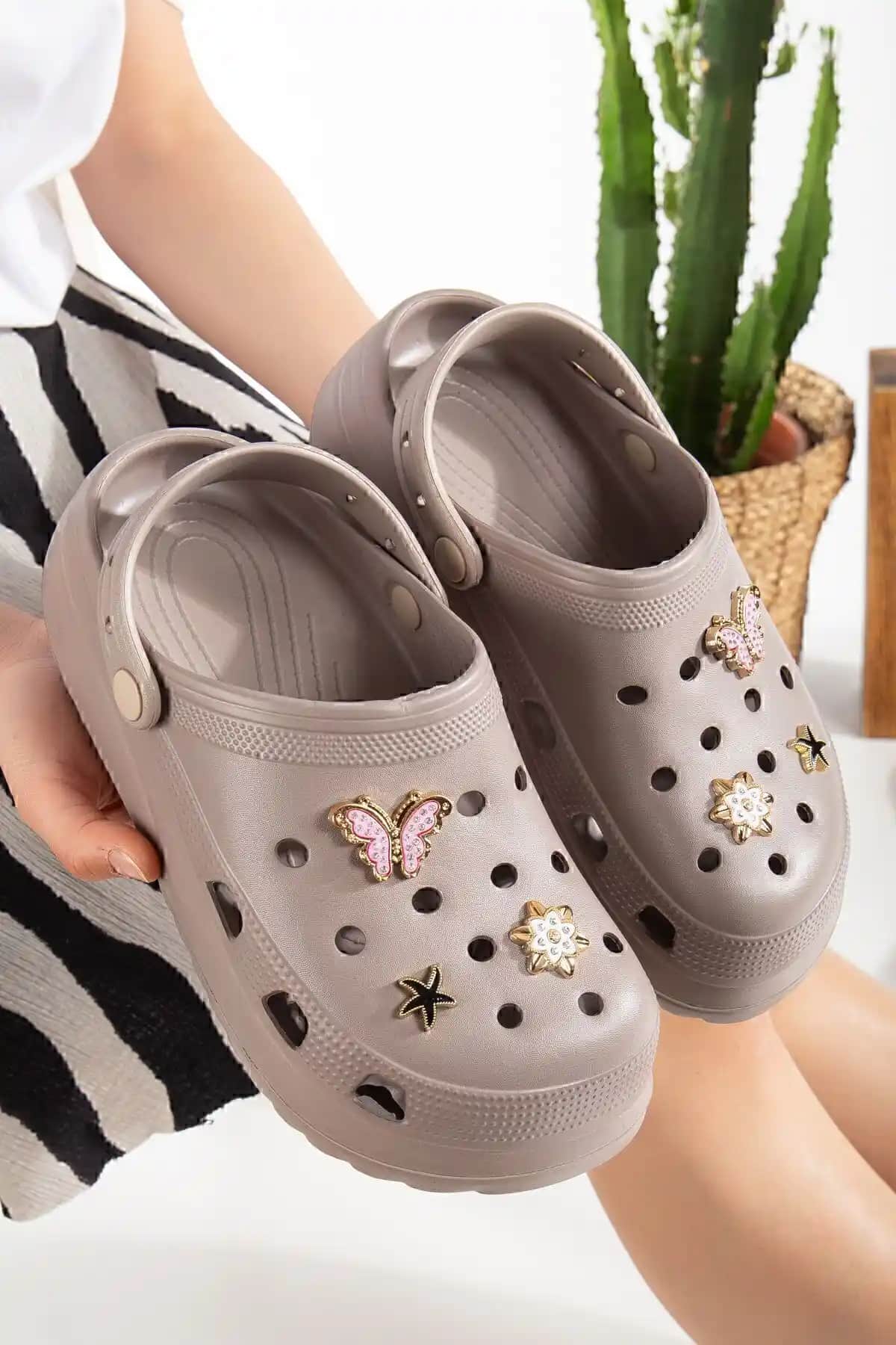 PLN SHOES Yüksek Ölçekli Hastane Terliği Konfor ve Şıklık Sunar