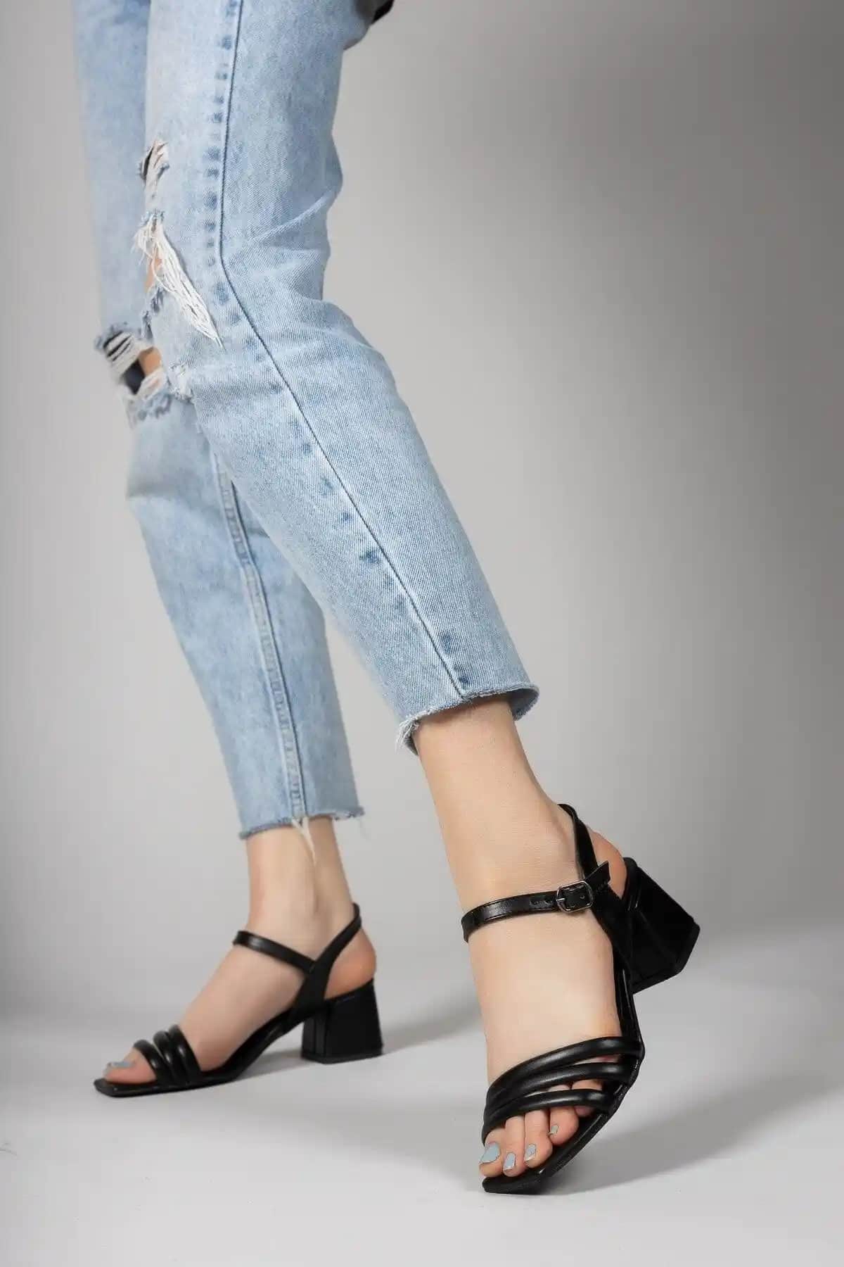 Riccon Siyah Kadın Topuklu Sandalet: Şıklık ve Konfor Sunan Modern Tasarım