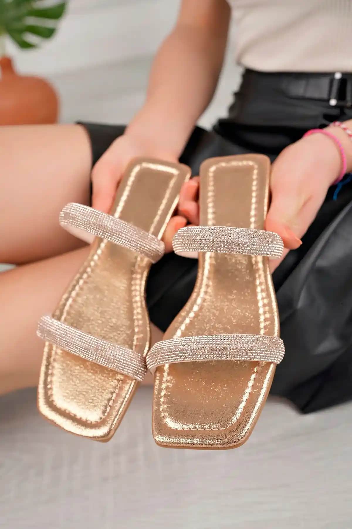 RoseVeno Kadın Rose Ortopedik Tabanlı Abiye Terlik Şıklık ve Konfor Sunan Modern Tasarım