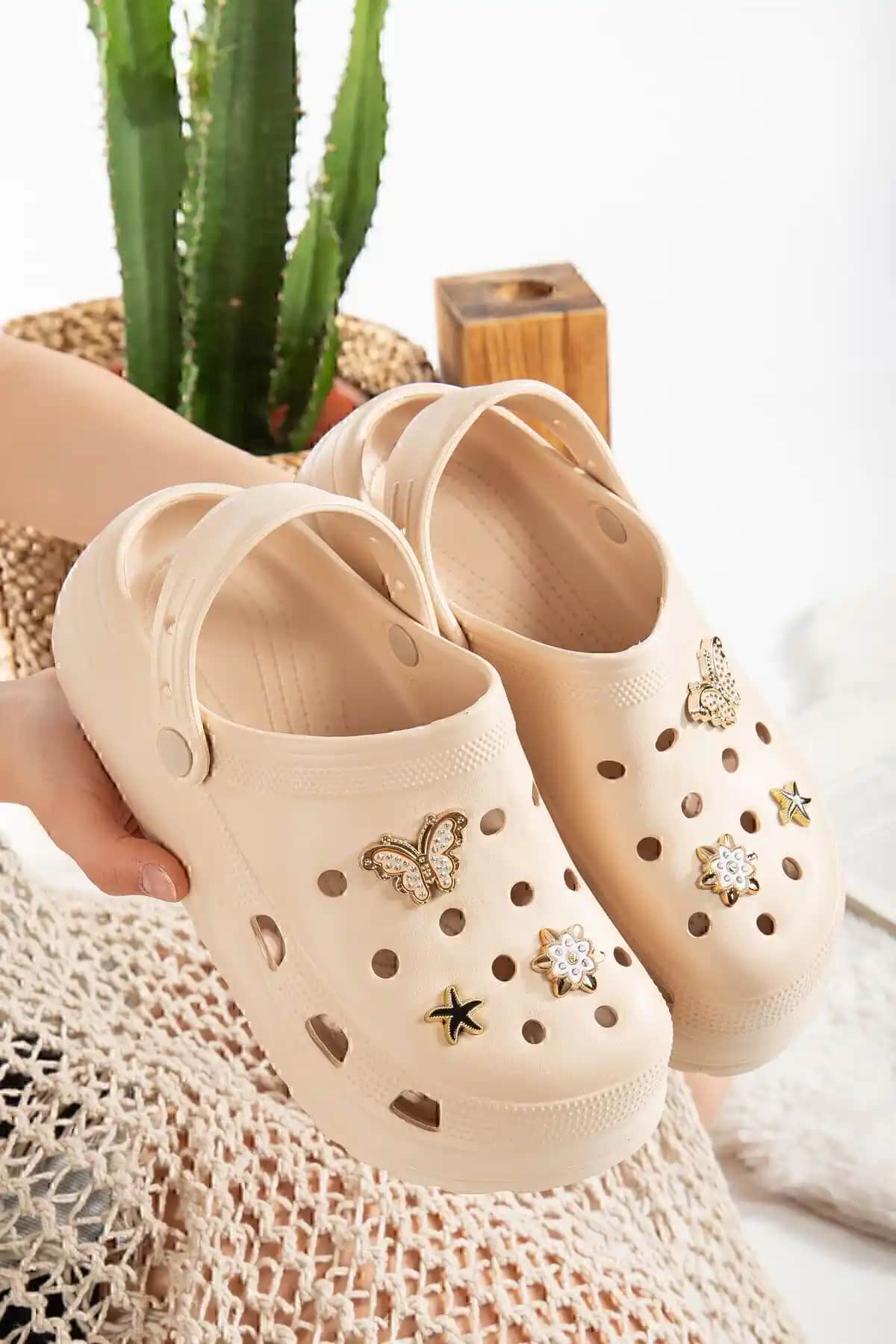 Sağlık Çalışanları İçin Konforlu ve Estetik PLN SHOES Hastane Terliği