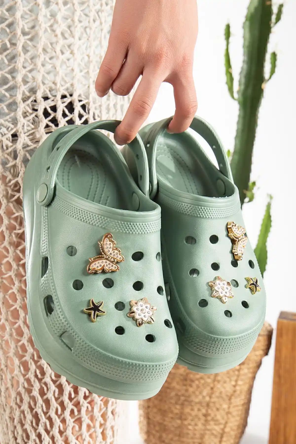 Sağlık Çalışanları İçin Konforlu ve Şık Yüksek Tabanlı Terlik Alternatifleri