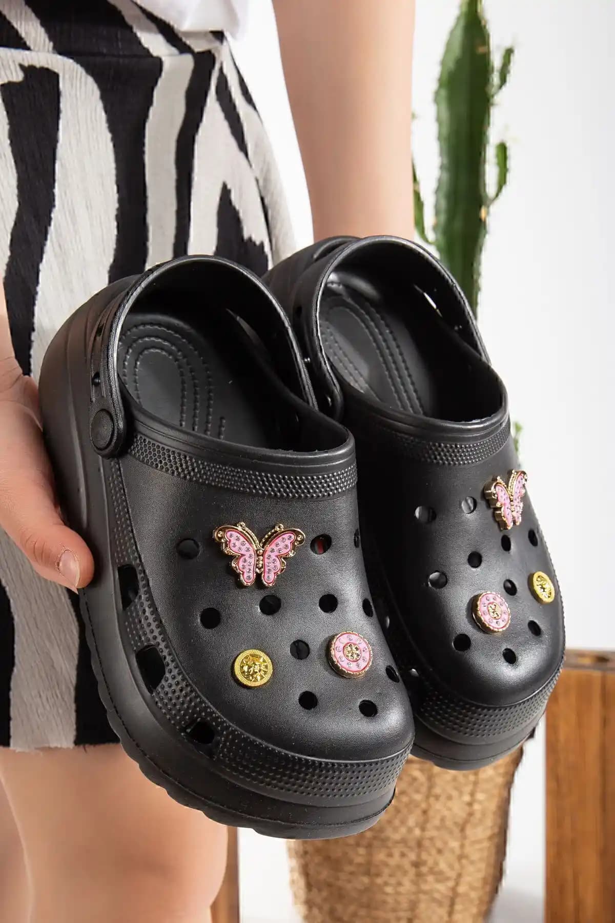 Sağlık Personeli İçin Konforlu ve Dayanıklı Hastane Terliği Ürün Tanıtımı