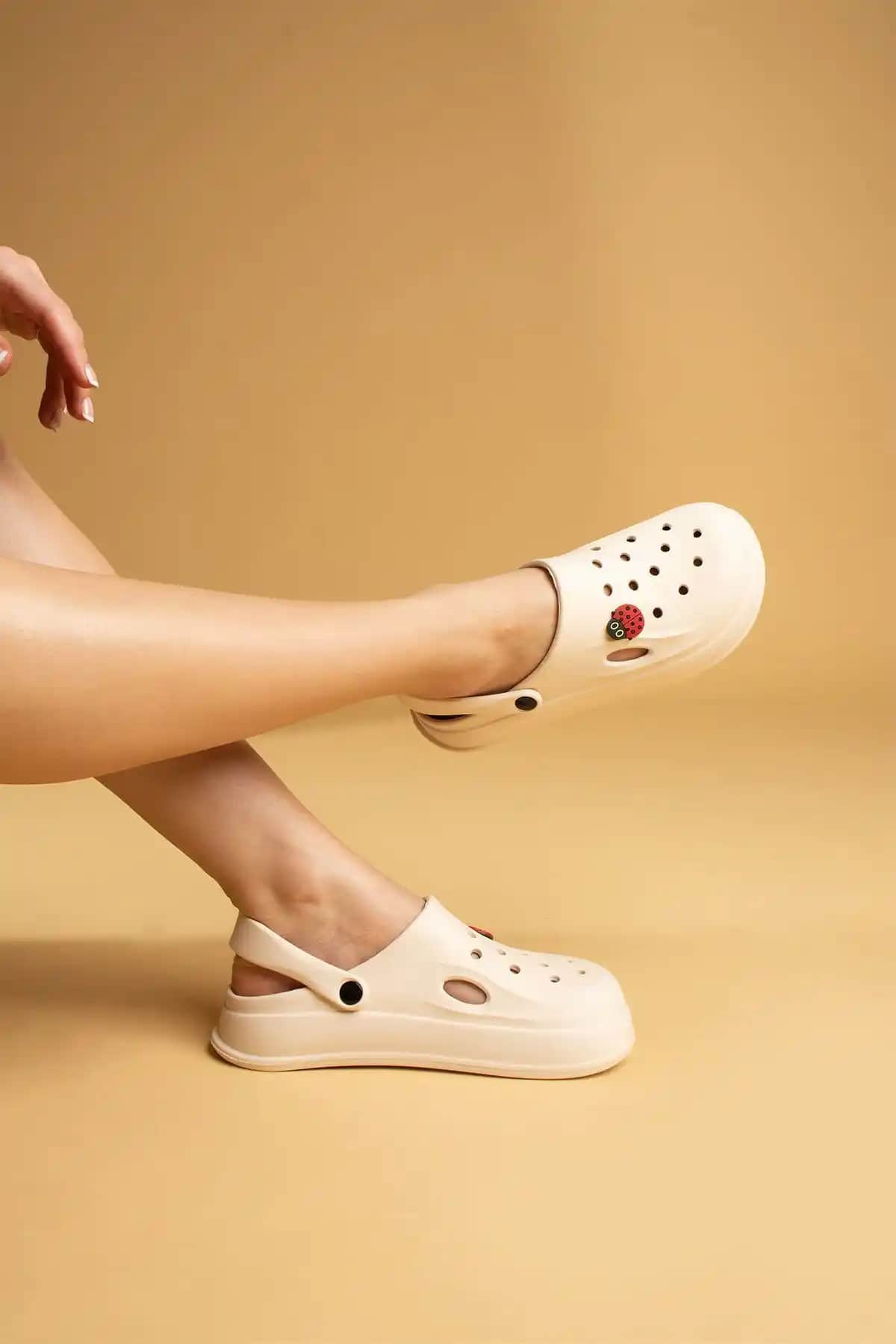 Sevimlidükkan Hastane Aşçı Hemşire Plaj Havuz Deniz Terliği: Şık ve Konforlu Yazlık Ayakkabı Seçenekleri