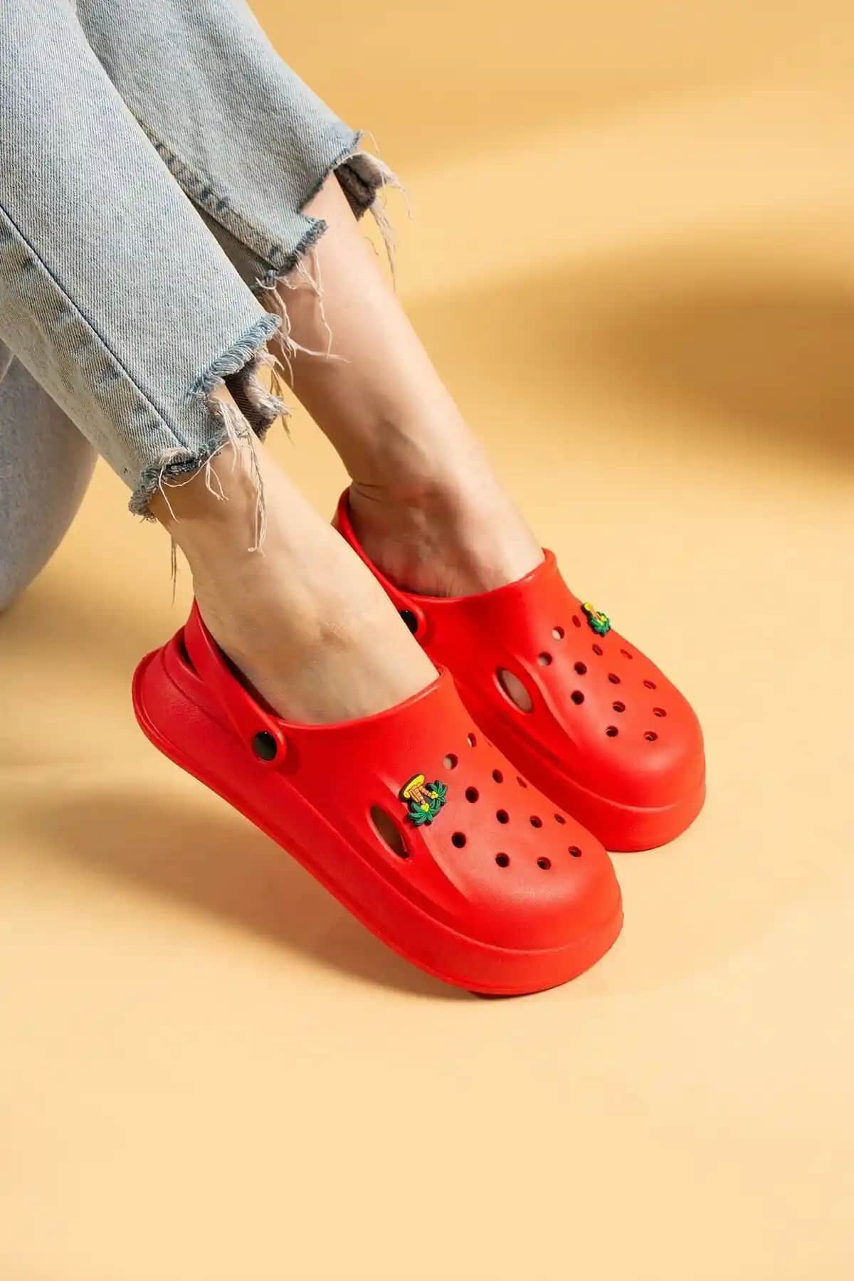 SevimliDükkan Hastane ve Plaj Terliği: Rahatlık ve Şıklık Sunan Modern Tasarım