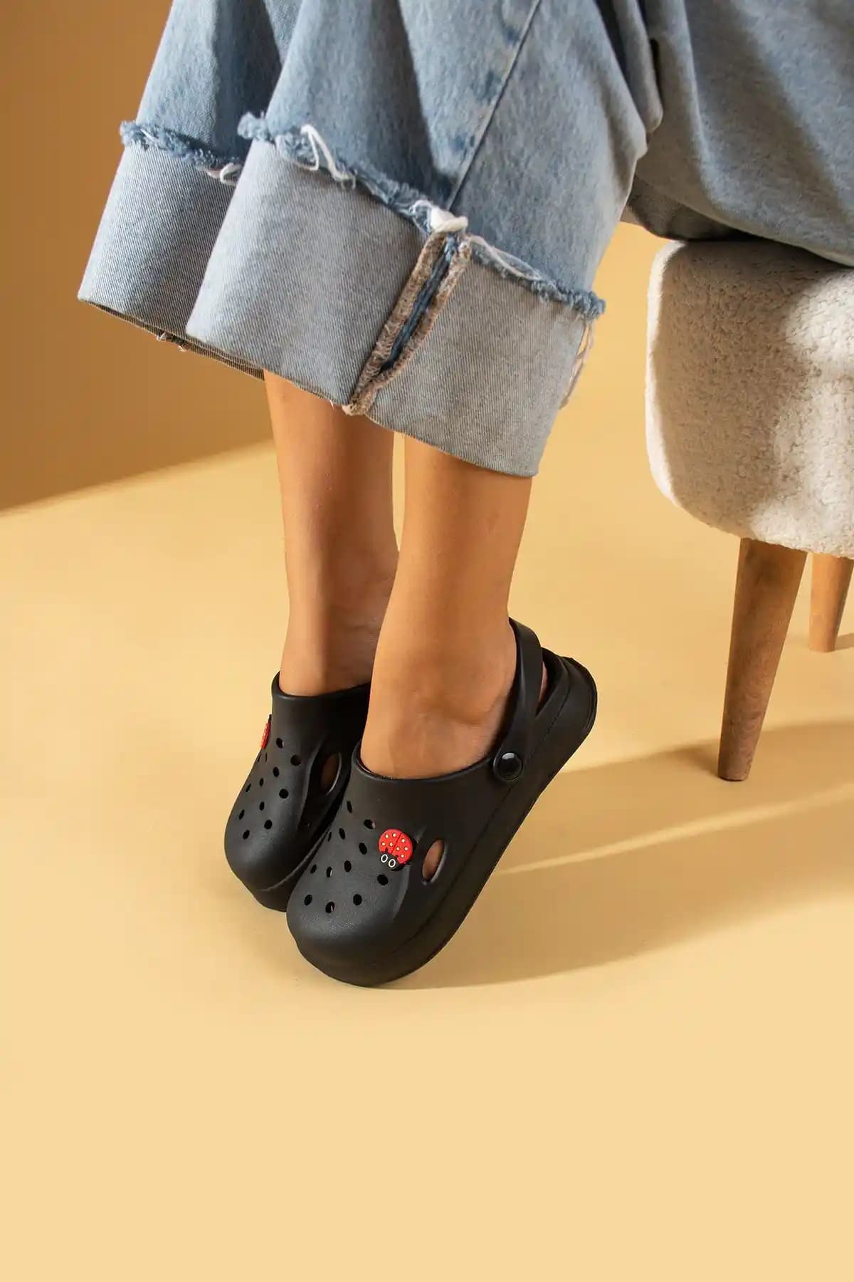 Sevimlidükkan Siyah Plaj ve Havuz Terliği Şıklık ve Konforu Bir Arada Sunar