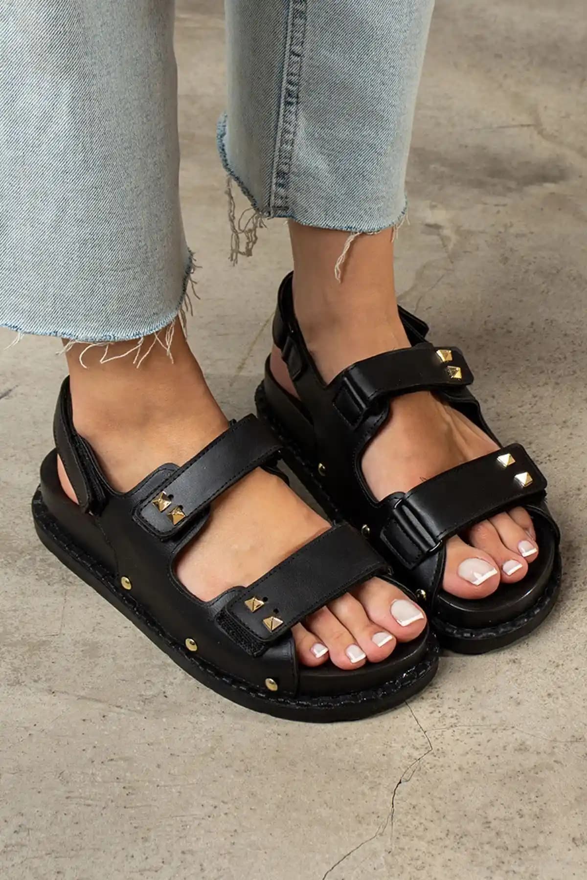 Shakrak Algatha Siyah Kadın Sandalet: Şık ve Rahat Yazlık Ayakkabı Seçenekleri