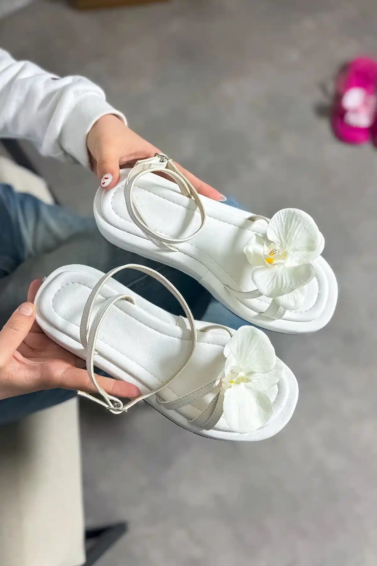 Shoebellas Oils Beyaz Çiçek Detaylı Kadın Sandaletleri Günlük Şıklık ve Konfor Sunar