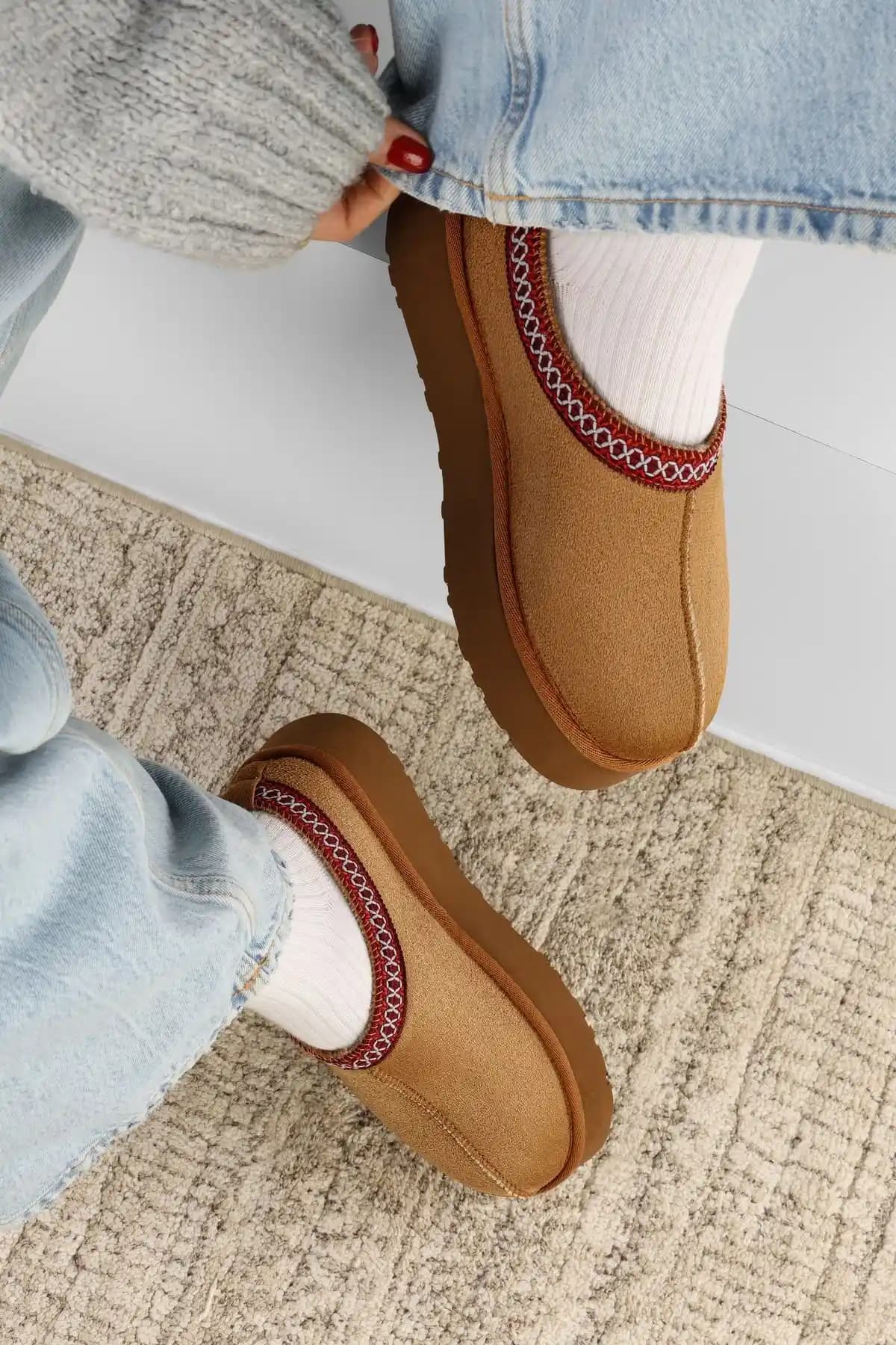 Shoeberry Kadın Uggps Taba İç Tüylü Kısa Süet Düz Terlik: Şıklık ve Konfor Bir Arada