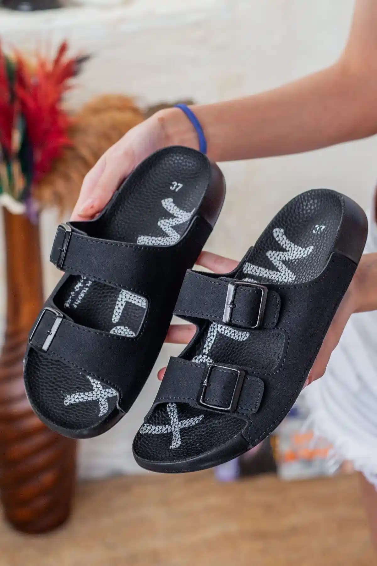 ShoesBag Ekstra Rahat Çift Tokalı Siyah Günlük Terlik: Şıklık ve Konforun Buluşması