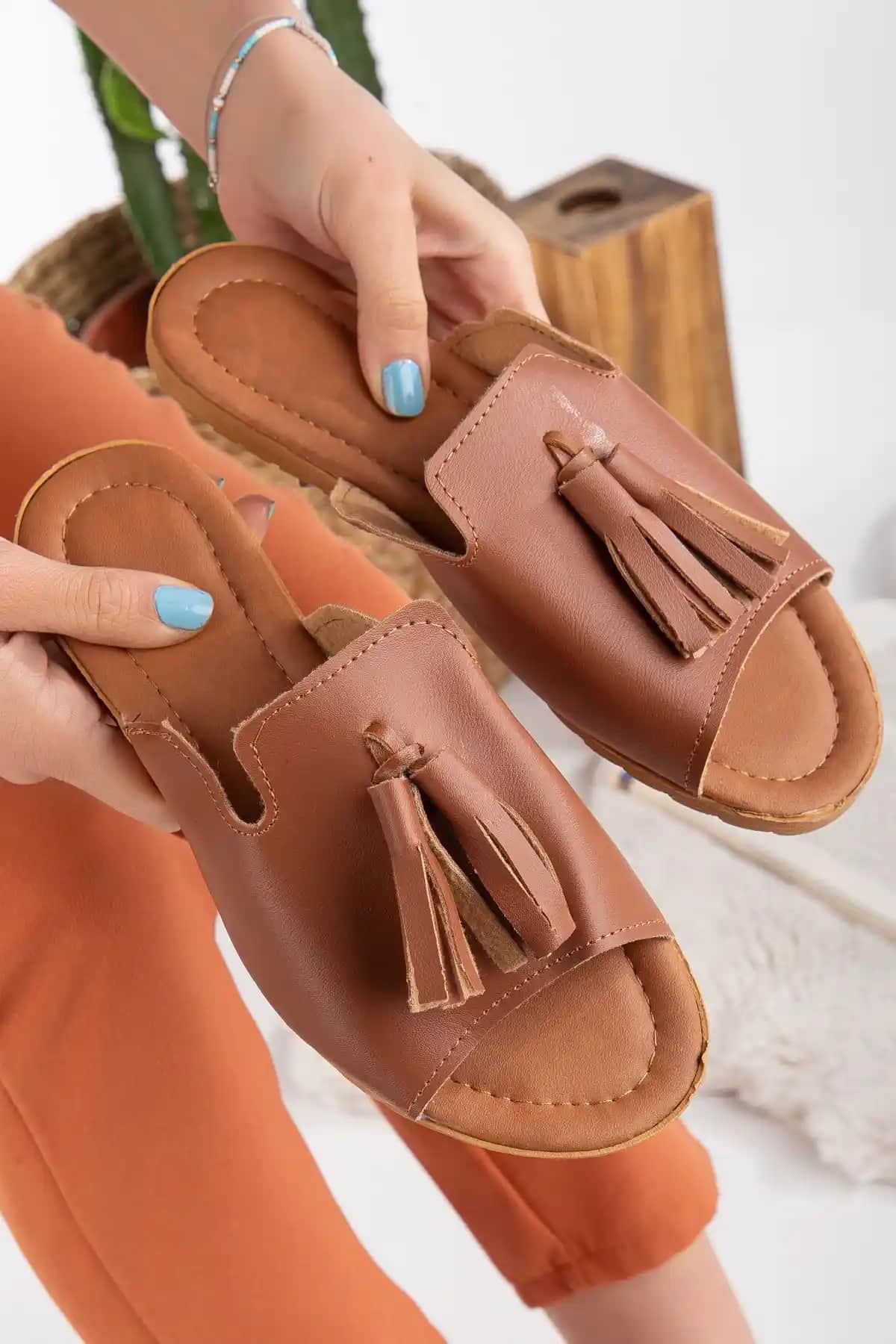 Slipcat Kadın Püsküllü Terlik Taba Renk Modern ve Rahat Günlük Ayakkabı Seçenekleri