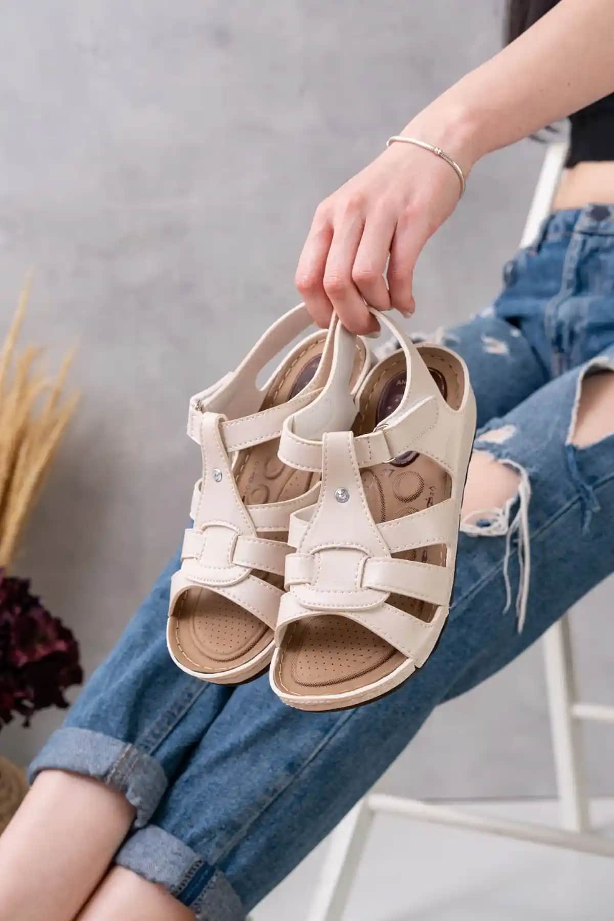 Slipcat Ortapedik Taban Cırtlı Sandalet Yaz Ayları İçin Konfor ve Şıklık Sunar