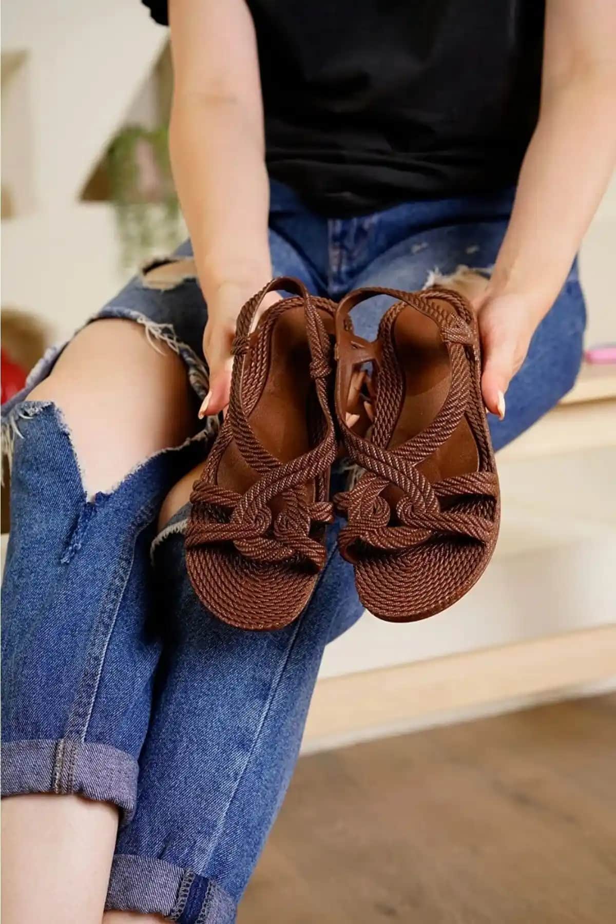 Slipcat Plastik Kaymaz Tabanlı Sandalet: Rahat ve Şık Yaz Ayakkabısı