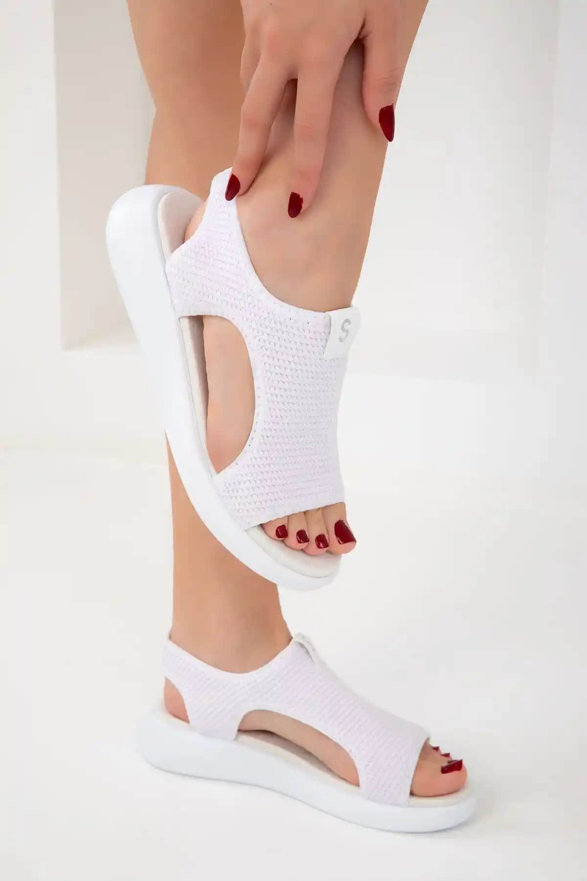 SOHO Beyaz Kadın Sandalet Günlük Kullanım İçin Şık ve Konforlu Tasarım