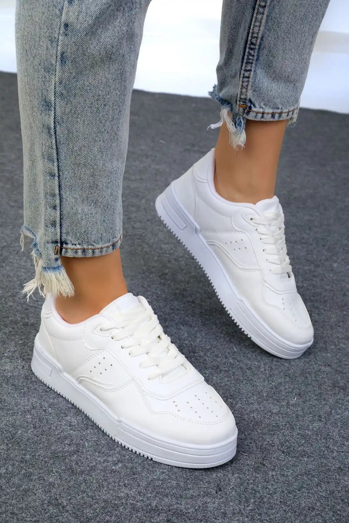 SOHO Beyaz Kadın Sneaker 17941: Şık ve Rahat Günlük Spor Ayakkabı Seçenekleri