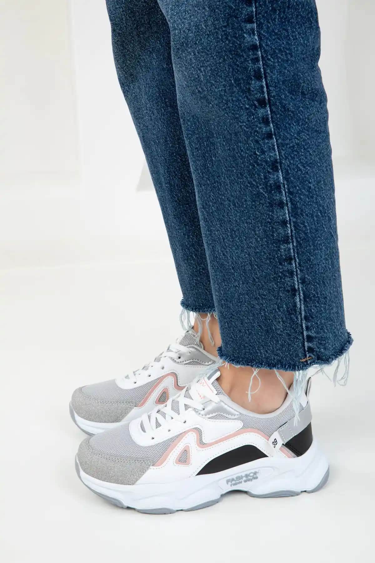 SOHO Buz-Beyaz-Pudra Kadın Sneaker: Günlük Şıklık ve Konfor Sunan Modern Tasarım