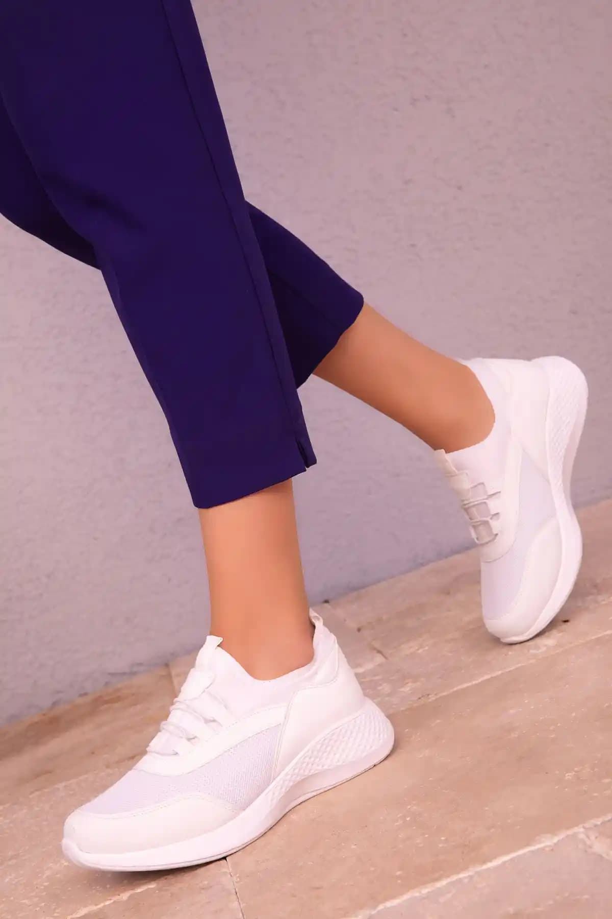 SOHO Kadın Beyaz Sneaker 15226: Şıklık ve Konforun Uyumuyla Günlük Kullanım İçin Ideal