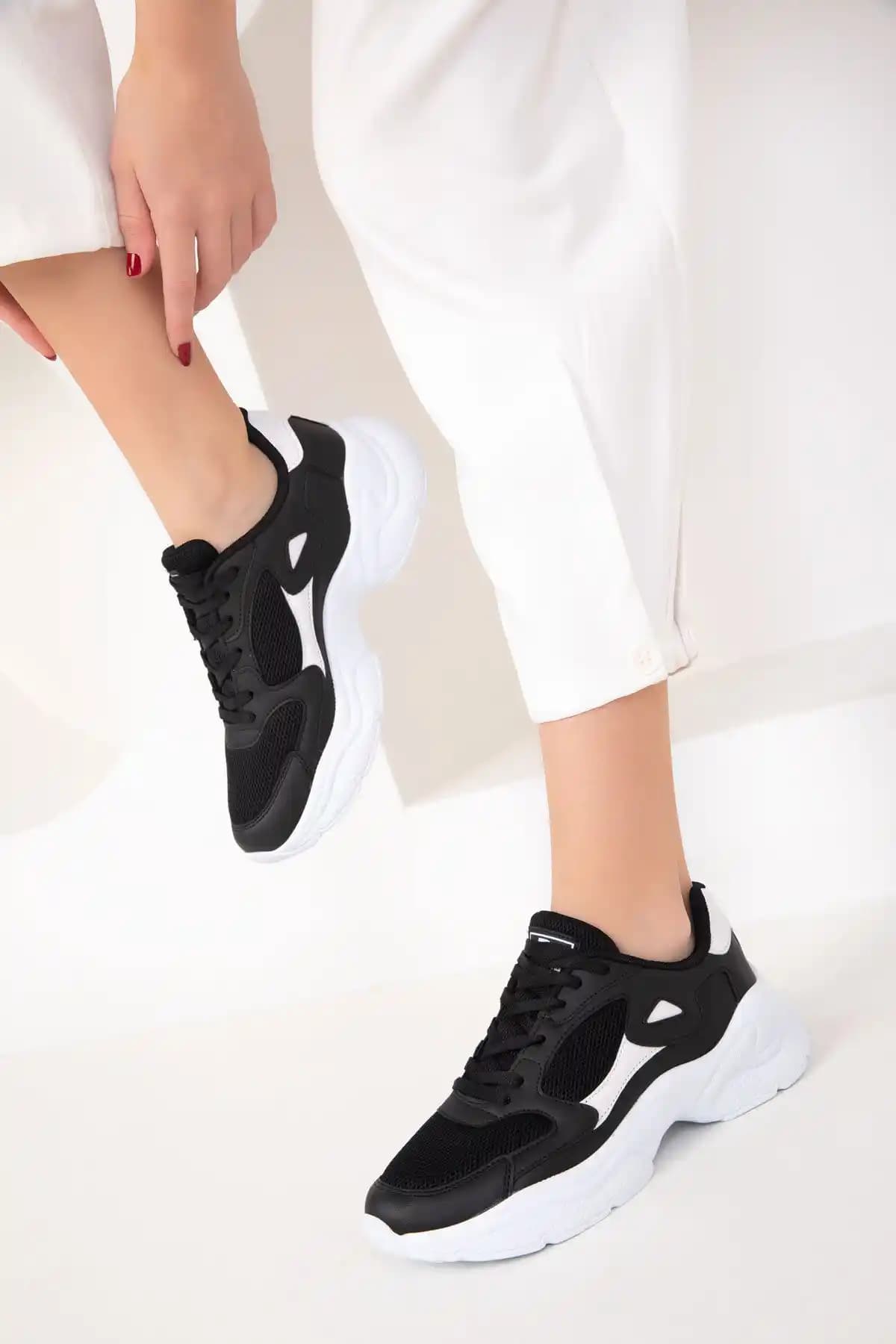 SOHO Siyah-Beyaz Kadın Sneaker: Günlük Şıklık ve Konfor Sunan Modern Tasarım