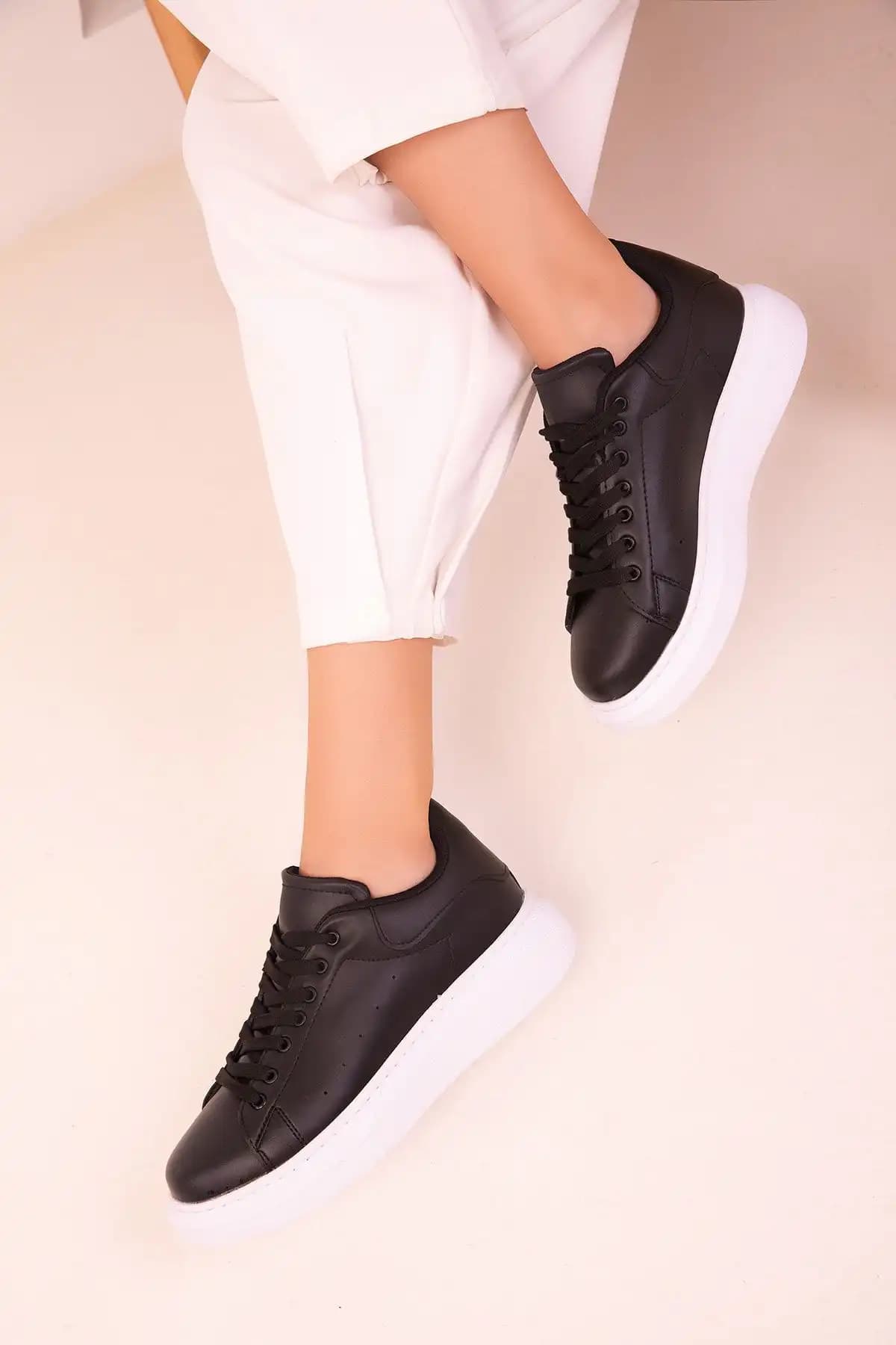 SOHO Siyah Kadın Sneaker 15732: Şık ve Konforlu Günlük Spor Ayakkabı