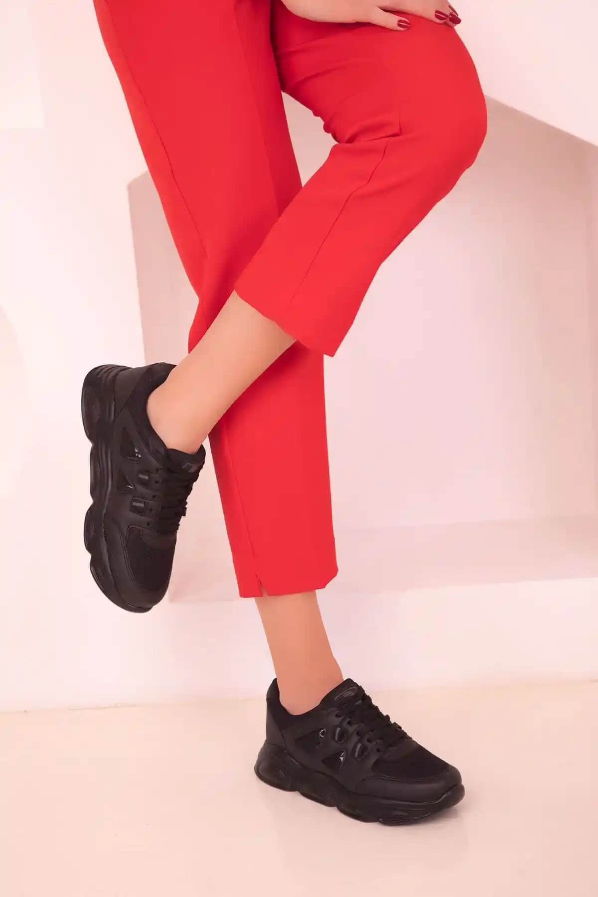 SOHO Siyah Kadın Sneaker 18241: Şıklık ve Konforu Bir Arada Sunan Günlük Ayakkabı