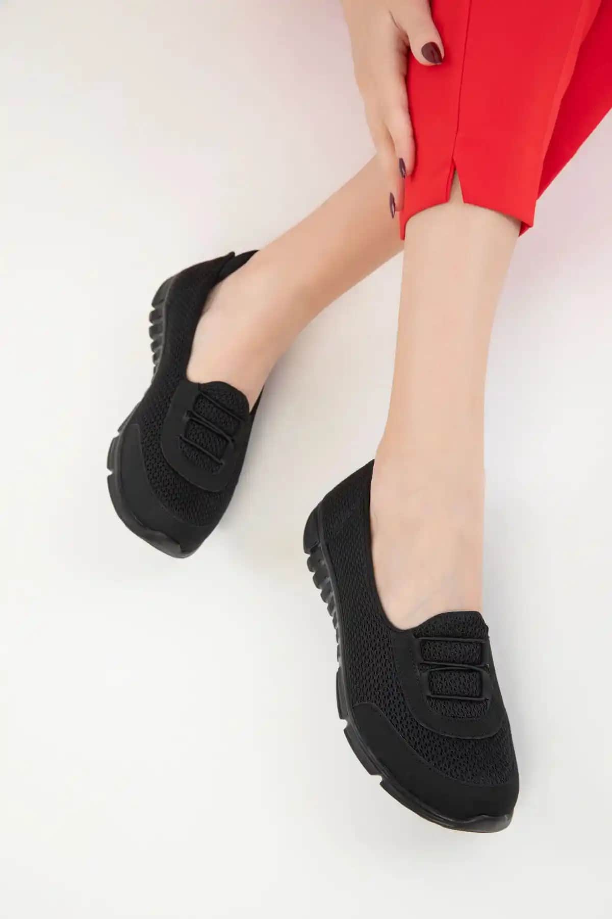 SOHO Siyah Kadın Sneaker: Şıklık ve Konforu Bir Arada Sunan Günlük Spor Ayakkabı