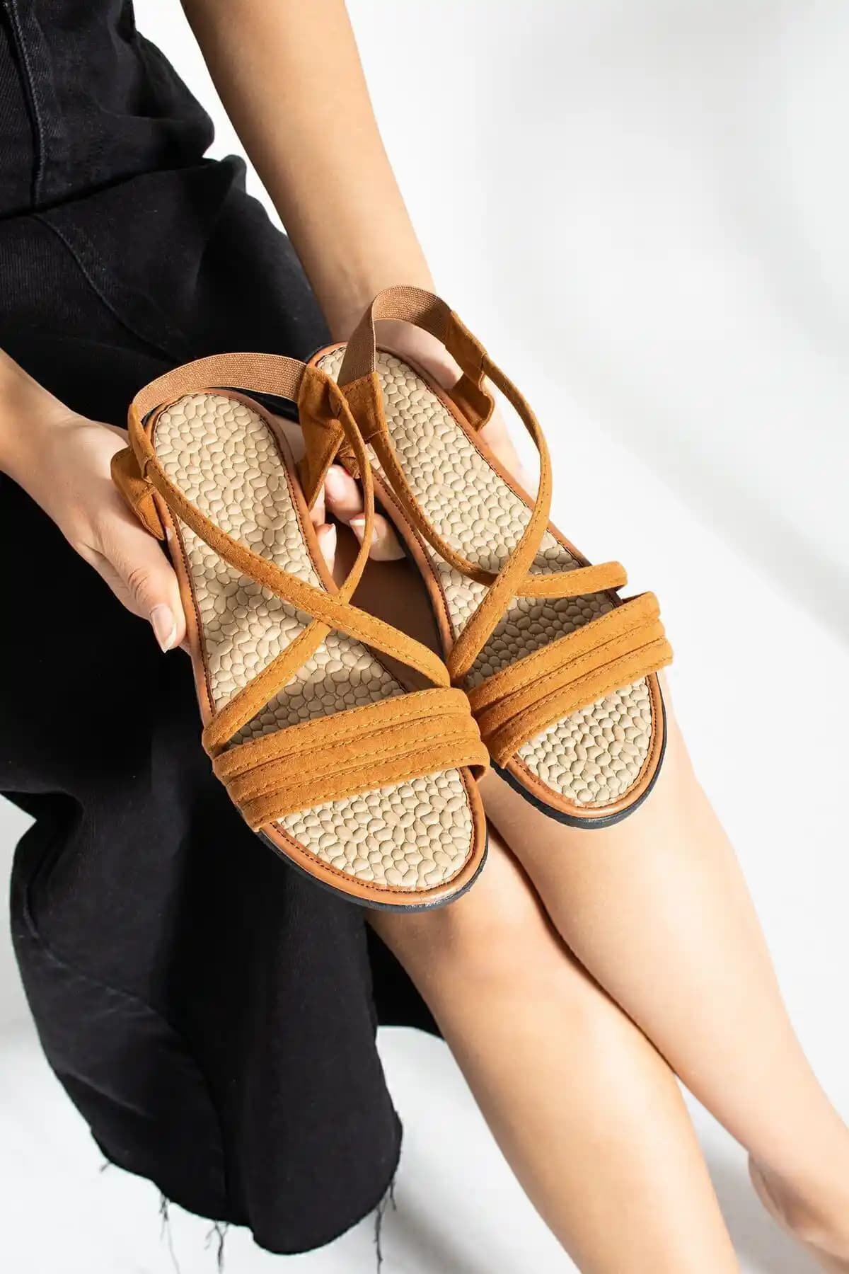 Star Shoes Lastikli Süet Kadın Sandalet: Şıklık ve Konforu Bir Arada Sunan Günlük Ayakkabı Seçeneği