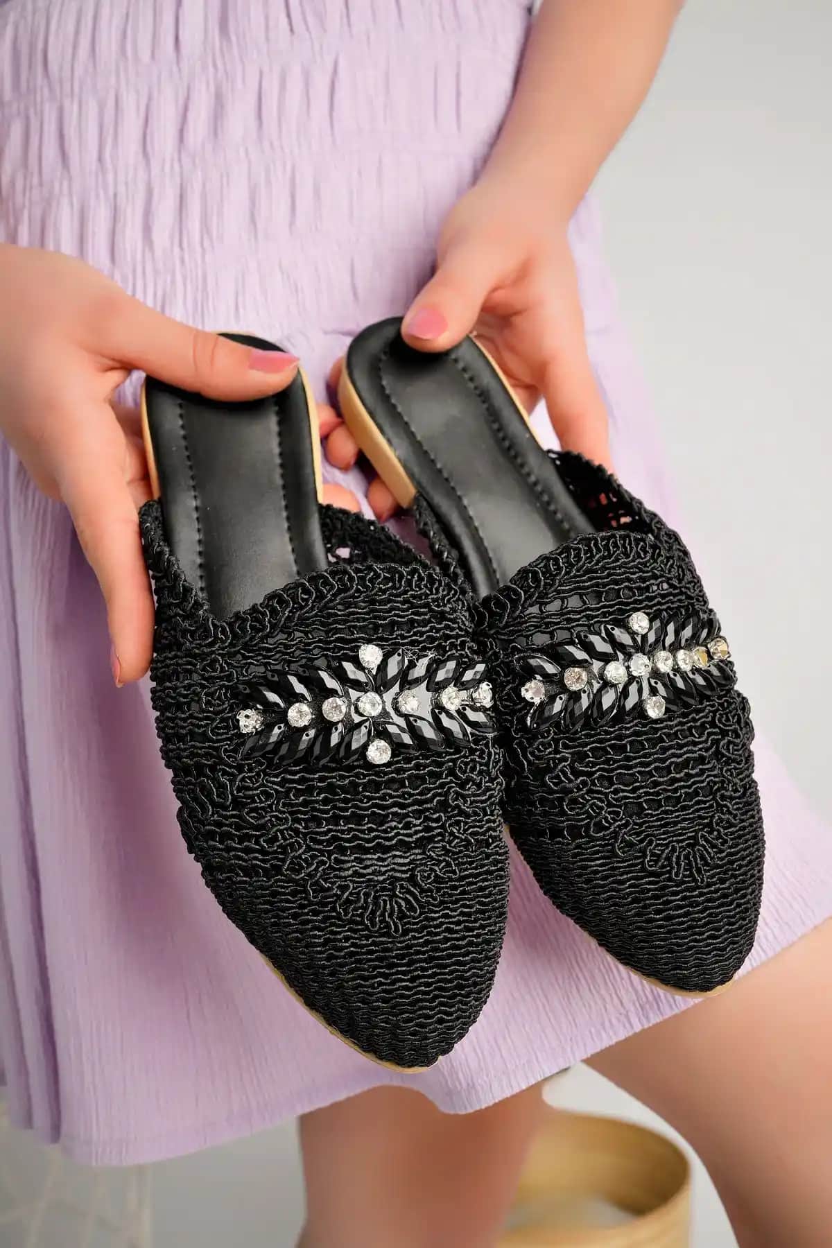 StWenn Kadın Taşlı Terlik Günlük Şıklık ve Konfor Sunan Modern Tasarım