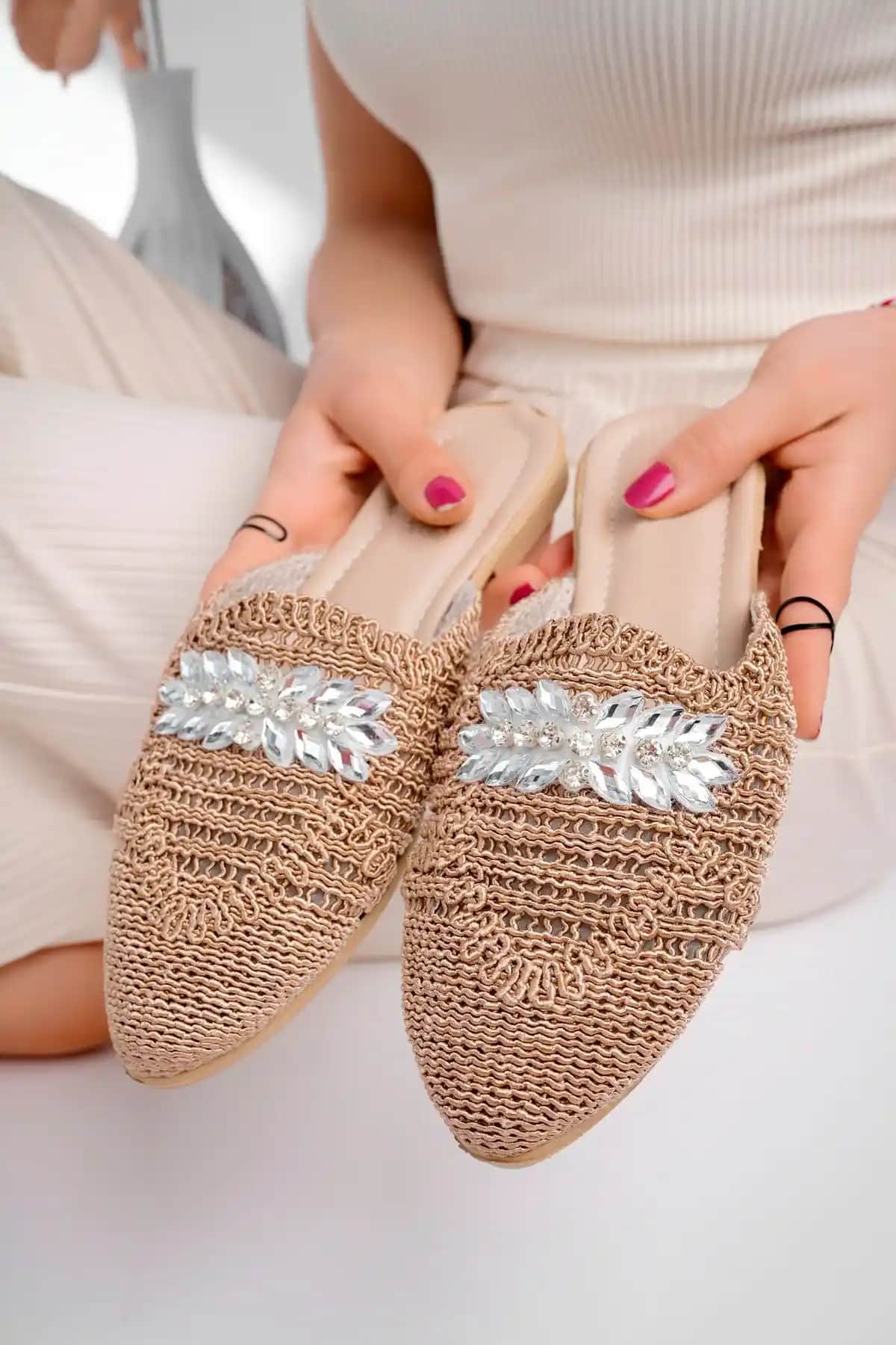 StWenn Kadın Taşlı Terlik: Şıklık ve Konforu Bir Arada Sunan Günlük Kullanım Terliği